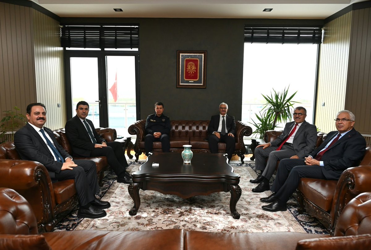 CayirovaKaymaka's tweet photo. İL EMNİYET MÜDÜRÜMÜZE HAYIRLI OLSUN ZİYARETİ

Çayırova Kaymakamımız Sayın Ahmet ÖNAL; Vali Yardımcımız Sayın Dr. Mustafa AYHAN ve ilçe kaymakamlarımızla birlikte Kocaeli İl Emniyet Müdürü Sayın Celal ÖZCAN’a hayırlı olsun ziyaretinde bulundu. https://t.co/PcgMRl64s4