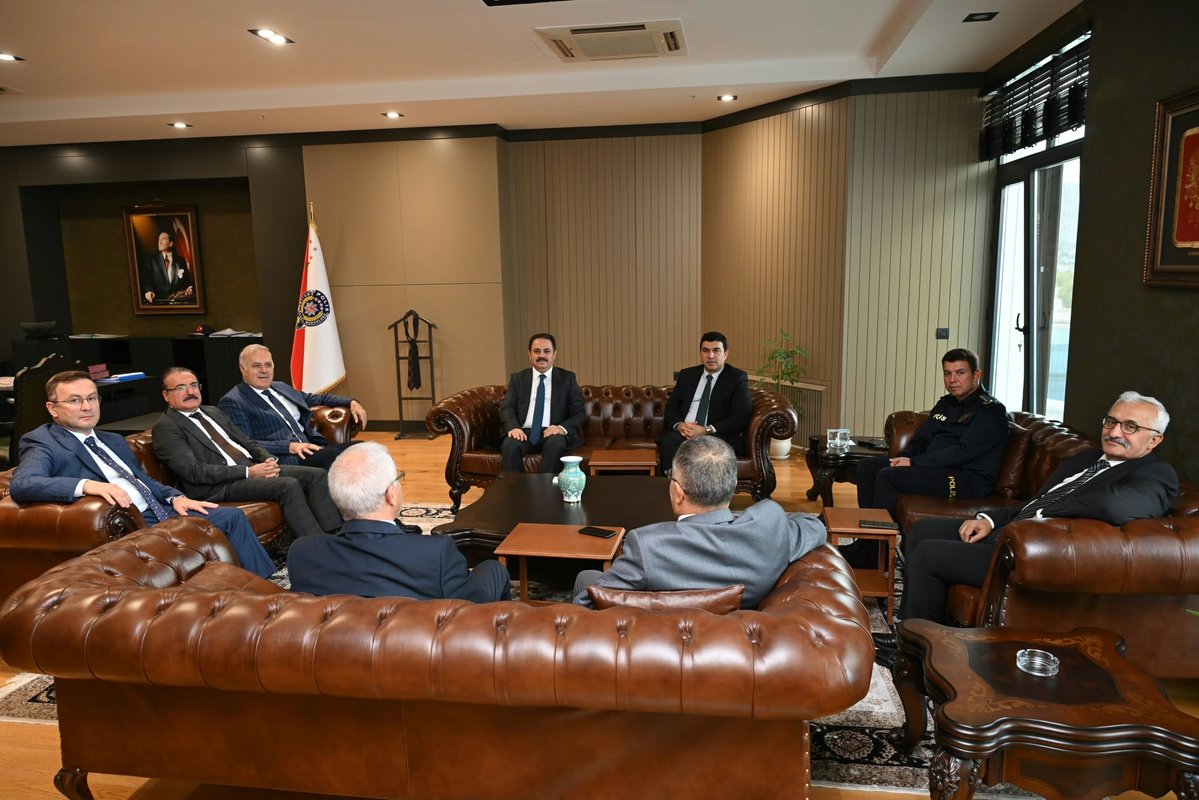 CayirovaKaymaka's tweet photo. İL EMNİYET MÜDÜRÜMÜZE HAYIRLI OLSUN ZİYARETİ

Çayırova Kaymakamımız Sayın Ahmet ÖNAL; Vali Yardımcımız Sayın Dr. Mustafa AYHAN ve ilçe kaymakamlarımızla birlikte Kocaeli İl Emniyet Müdürü Sayın Celal ÖZCAN’a hayırlı olsun ziyaretinde bulundu. https://t.co/PcgMRl64s4