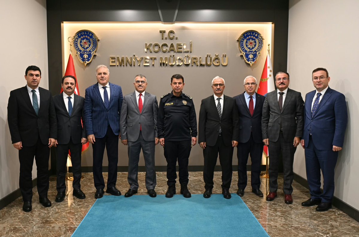 CayirovaKaymaka's tweet photo. İL EMNİYET MÜDÜRÜMÜZE HAYIRLI OLSUN ZİYARETİ

Çayırova Kaymakamımız Sayın Ahmet ÖNAL; Vali Yardımcımız Sayın Dr. Mustafa AYHAN ve ilçe kaymakamlarımızla birlikte Kocaeli İl Emniyet Müdürü Sayın Celal ÖZCAN’a hayırlı olsun ziyaretinde bulundu. https://t.co/PcgMRl64s4