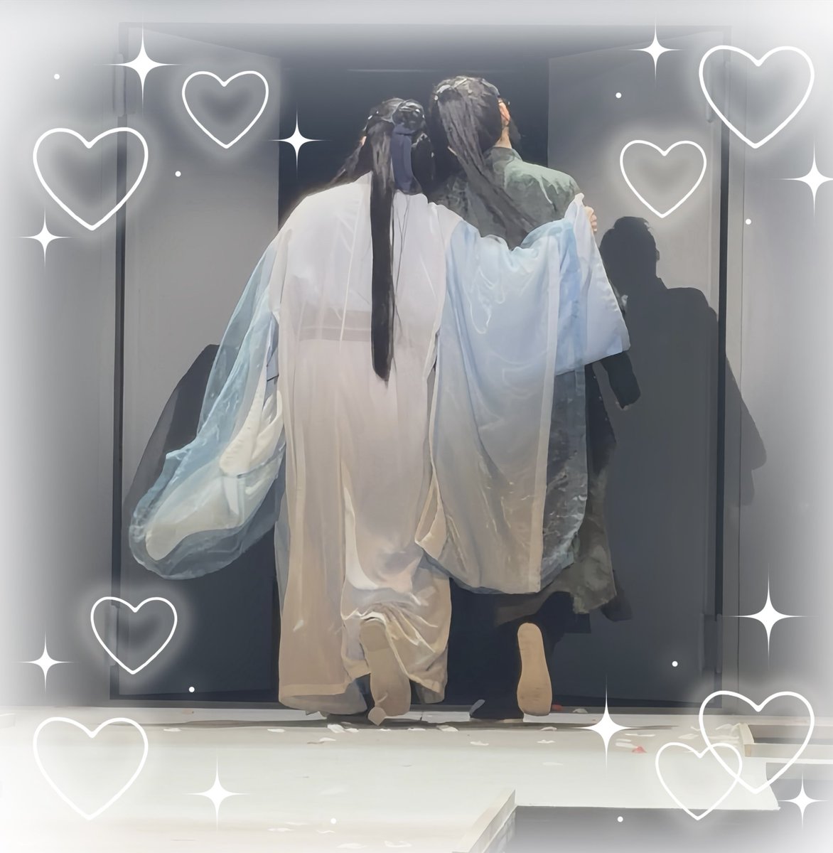 ange____xxx's tweet photo. 尊い…😭🙏🏻

足まで揃ってるの…

 #夢微之
 #天寿光希 さん
 #飛龍つかさ さん https://t.co/8sGV7iHqFd
