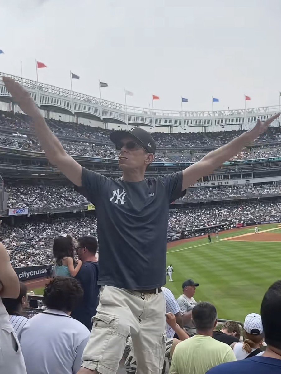AlexNewman55's tweet photo. Thot daughter or Yankees roll call guy? https://t.co/v1ETvtVe0O