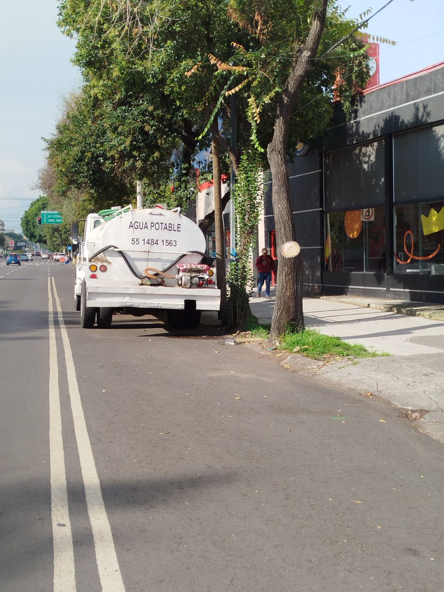 thannapple's tweet photo. @UCS_GCDMX @locatel_mx @transito_CDMX @AccionesBJ @NarvarteVecinos @En_laDelValle @supercivicosmx @GobCDMX @PoderBj @locatel @Delvalle_Quejas Hola... tras mi 1er reporte el 24 de Agosto, la pipa solamente se movió un poco (ahora está a la altura de Burger King) pero sigue estacionada sobre Av Universidad todo el tiempo (día y noche)... Se permite eso? @ReportandoCDMX1 @Delvalle_Quejas @UCS_GCDMX https://t.co/yAy0QAx2dk