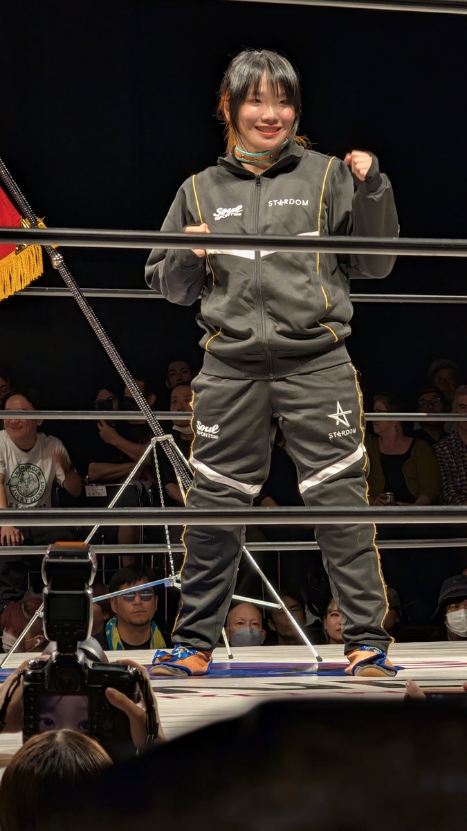 SCSAWWF's tweet photo. 1興行の中で色んな纏選手の表情が見られてとても満足！無理にマイクしなくていいし、スタイル的に仙女が合ってそうだからここでの経験から大輪の華を咲かせてほしい。纏タオル買っておいて良かった！
あと、開会式の袖口あたりが一番きゅんときた。
#SENJO
#浜辺纏
#STARDOM https://t.co/5MCRRLF5I4