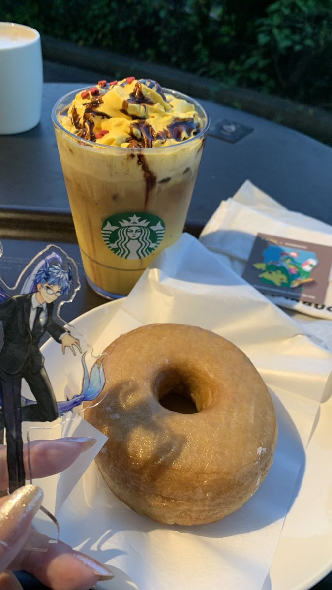 AsanohaBeads's tweet photo. 今日は仕事の研修がんばったからご褒美スタバ✨
新発売のピカチュウのやつ♪かわいいステッカーもついてるんだね☺️
美味しい上に、トッピングの赤い💕が可愛��ぎるっ！
と喜んでたら、すいすいさんもスタバうーばーしてて幸せが2倍だった💙
#すいすいすいりゅー https://t.co/O78gMPlnI9