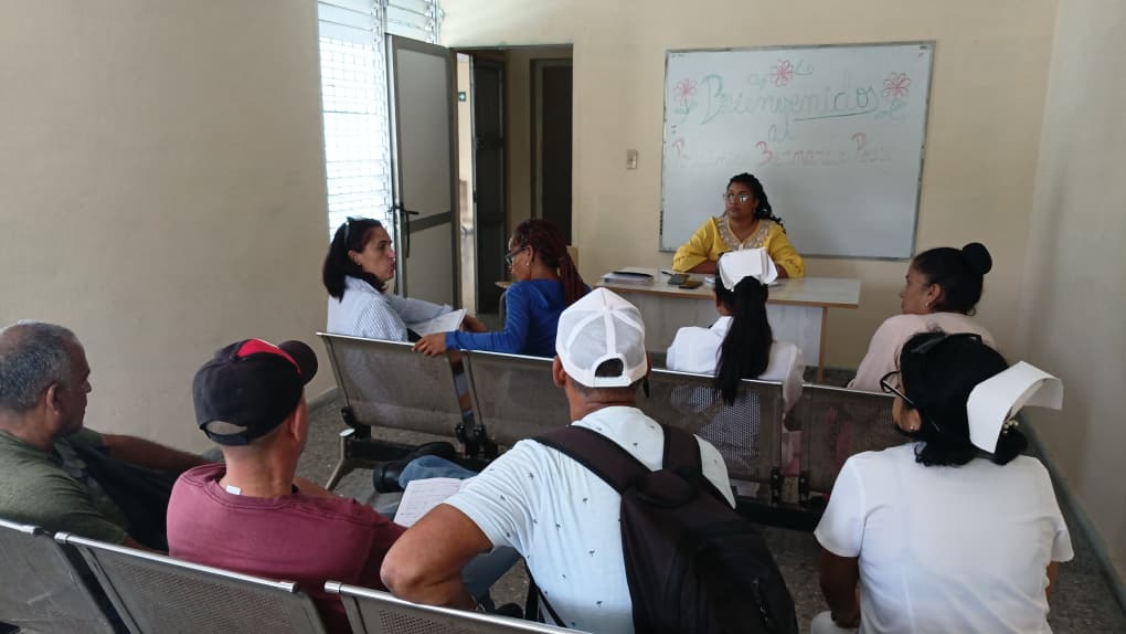 DraMayraGarcia's tweet photo. En el día de ayer estuvimos en el municipio San Miguel del Padrón para evaluar la situación epidemiológica del territorio con prioridad en el enfrentamiento a las arbovirosis. #LaHabanaEsSalud https://t.co/Wix9ysKycp