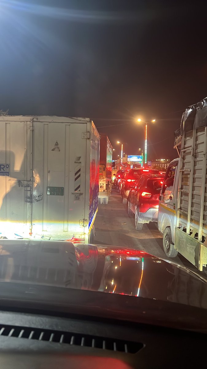 arindamdp's tweet photo. Situation near bharat mandapam is really bad. Please send some police @DelhiPolice https://t.co/iaER018IVy