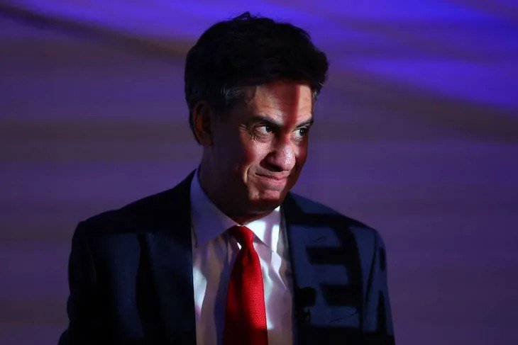 RachelD1892's tweet photo. Netanyahu says Israel shared intelligence with the UK on the Iranian terror plot at RAF Fairford. The next day, Miliband imposed sanctions on Israel.
Two days before the Fairford attack, Miliband is shaking the Iranian minister's hand at the UN.
He is a national security risk. https://t.co/oGGwP5Wjd5