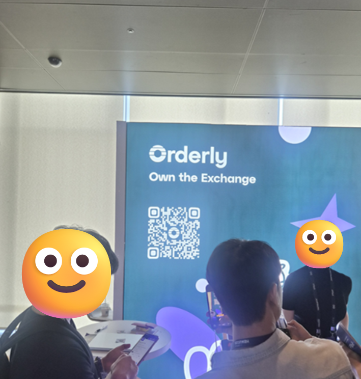 HenriLee92's tweet photo. KBW 부스 참관 후기 1 : Orderly @OrderlyNetwork 

한국에서 Orderly를 알리기 위하여 노력하시는 Tory 님@CryptoVictorya 이 계시는 Orderly를 방문 했습니다.

처음에 Tory님께 설명 듣고 싶어서 어디 계시냐고 여쭤보았는데 본인이 Victorya  Tory라고 소개 하시는데 자꾸 Kori라고 들어서 잠깐 제가 헤맸습니다. ㅋㅋ

먼저 격하게 반겨주셔서 감사했습니다 !! T.O.R.Y님!
(엄청난 미모에 깜짝 놀랐습니다 !! ㅎㅎㅎ)

Orderly 부스를 방문 할 때 현재 트레이딩팀에서 자체적으로 거래소 API를 끌어와서 트레이딩툴을 개발하고 있는 지인을 데리고 와서 Orderly를 소개 시켜 주었습니다. 

제가 그 동안 Orderly를 관심 있게 본 이유는 크게 2가지 입니다. @OrderlyKorea 

하나는 제가 투자하고 있고 Validator를 활동하는 프로젝트가 Ordelry이 BM과 어느 정도 겹치기 때문 입니다.
(Orderly Network는 쉽게 말하면 하나의 DEX라기보다 여러 거래 서비스가 함께 사용할 수 있는 온체인 트레이딩 인프라 입니다.)

즉 ✔️여러 체인의 유동성을 하나의 오더북으로 연결하고, 프로젝트나 지갑이 Orderly의 유동성과 주문 체결 인프라를 활용해 자체 Perp DEX나 트레이딩 서비스를 구축할 수 있도록 하게 아는 것이죠?

여기서 두번째 이유로서 바로 제가 Tory님께 "제가 이 XXX 하나만 DEX 거래소를 만들고 싶은데 가능하나요?"라고 질문 한 것 입니다 --> 샵 가능하다고 합니다. ㅎㅎ

최근 Perp DEX 경쟁이 치열해지면서 거래소 하나의 점유율 경쟁뿐 아니라 여러 프론트엔드와 체인 뒤에서 유동성을 공급하는 인프라가 얼마나 커질 수 있는가를 개인적으로 관심 있게 보고 있는데, Orderly는 바로 이 영역을 노리는 프로젝트라고 생각 합니다.

나중에 제 DEX 만들 때 뭐 궁금하면 물어볼게요 Tory님 !!