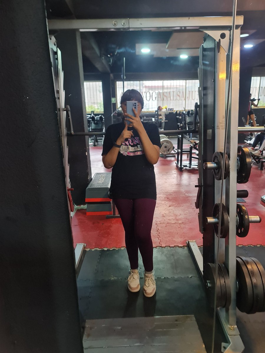 ndaria_gmk's tweet photo. Sufriendo en la smith con las poderosisimas 50 lbs que le puse😩 https://t.co/ag90ws2p7m