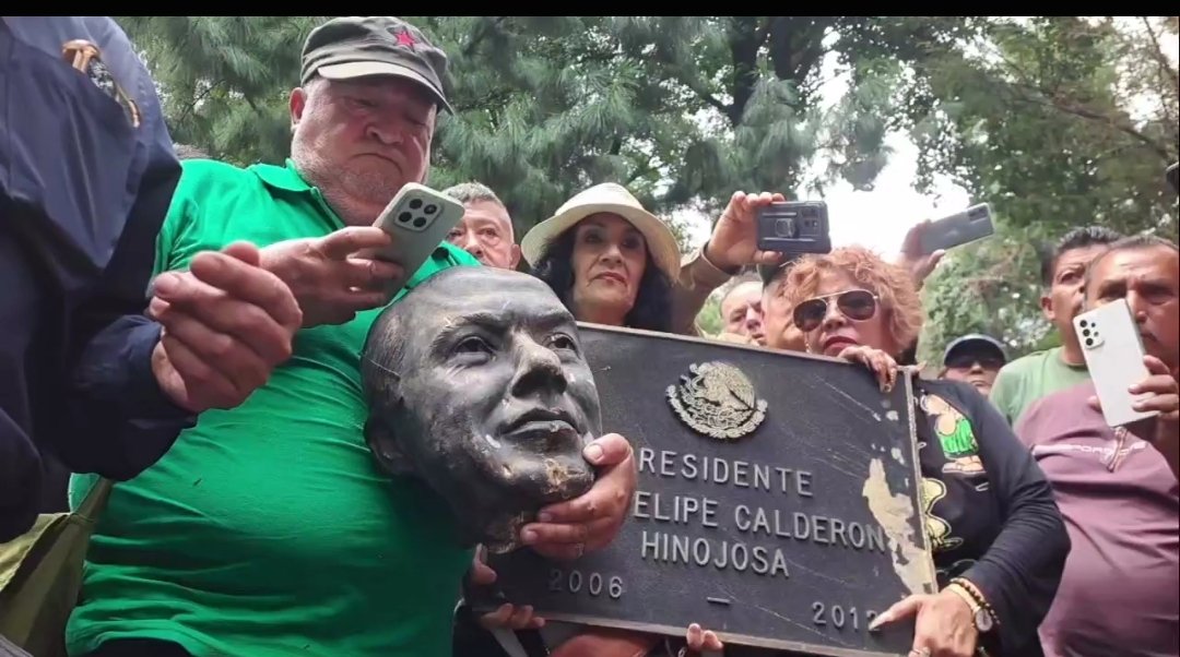 eltemagv's tweet photo. El PAN: "Sería un honor contar con Felipe Calderón para las elecciones del 2027"

///

El pueblo: Le corta la cabeza a la estatua de Felipe Calderón en Los Pinos. https://t.co/Si4jQKOcwV