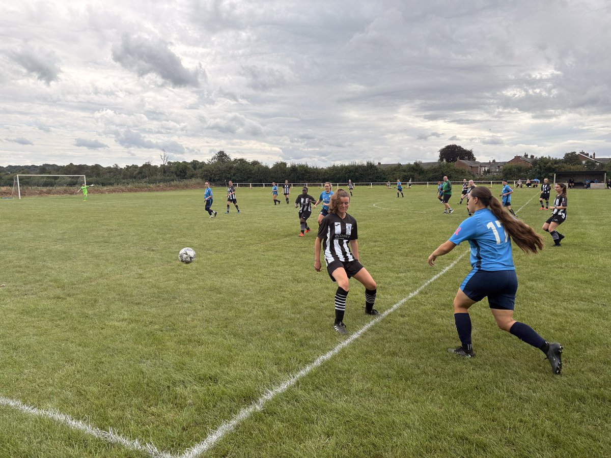 Gregsonladies26's tweet photo. ⚽️ GAME SNAPSHOTS ⚽️

#GregsonLane #WomensFootball #GameDay #FootballFamily 🖤🤍💛 https://t.co/GxHMDbjw1H
