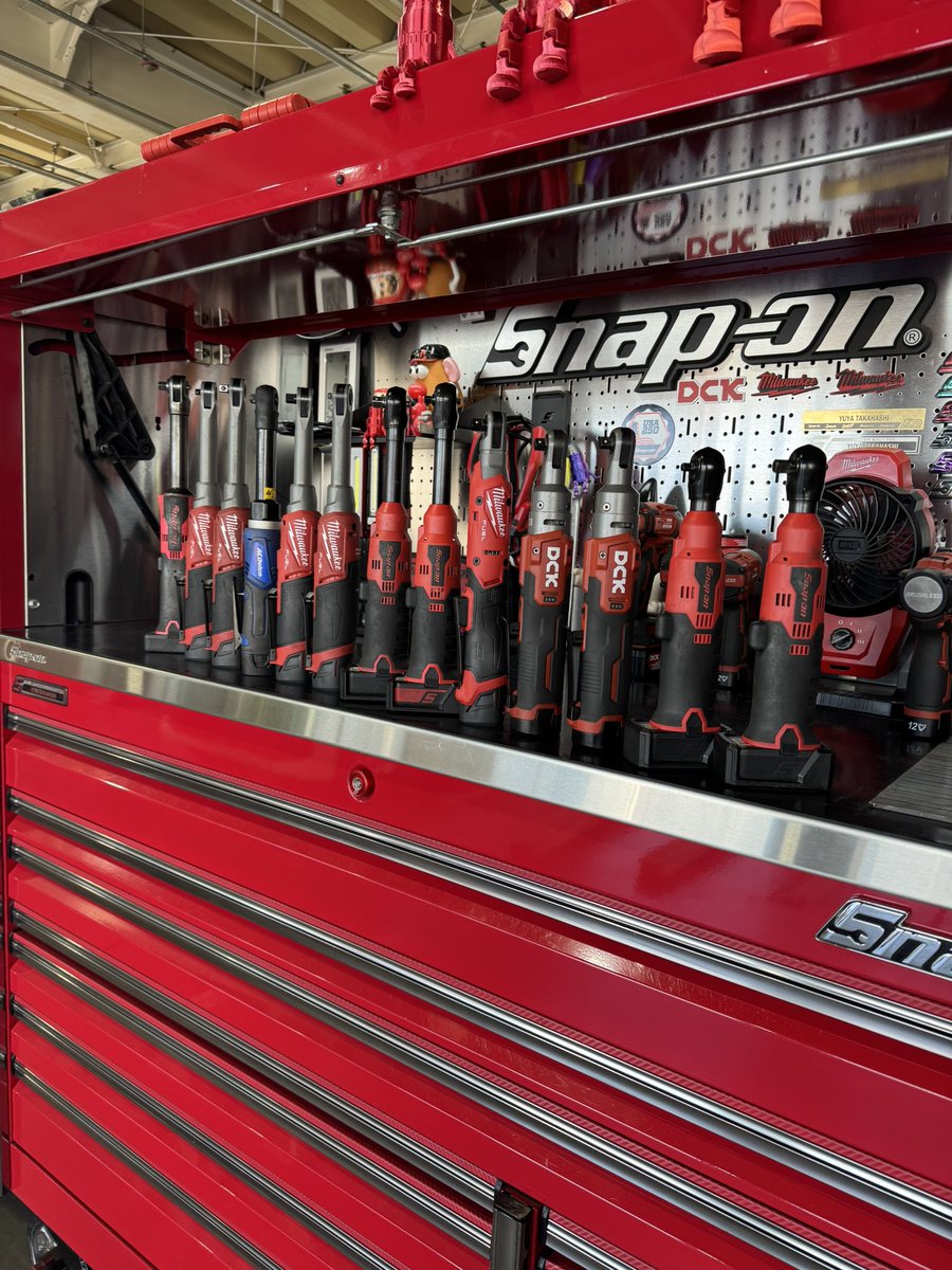 yu_ya_682's tweet photo. 秋も深まりきのこ狩りシーズン突入🔥
腕は2本しかないわけでして…
#工具沼浅瀬党
#自動車整備士
#DCK
#millwaukee
#snapon https://t.co/kt363VWEuB