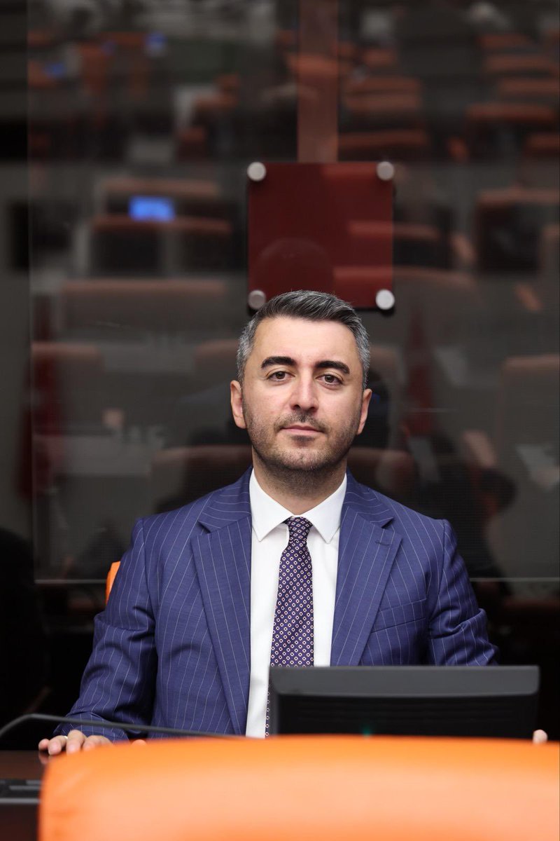 cem_avs's tweet photo. 📢Türkiye Büyük Millet Meclisi 28. Dönem 5. Yasama Yılı başladı, Milletimize hayırlı olsun.
✅Halkımızın ihtiyaç, talep ve beklentilerin konuşulduğu, tartışıldığı ve çözüm yollarının arandığı milli iradenin tecelligahında bu yıl da ülkemizin gerçek gündemine odaklanacağız.
⚠️Ülkemizin içinden geçtiği ekonomik, sosyal ve toplumsal çoklu krizin göstergeleri olan;
📌Gelir dağılımındaki uçurumu,
📌Açlık sınırının altında kalan milyonları,
📌Başta emekliler olmak üzere toplumun geniş kesimlerinde var olan geçim derdini,
📌Çiftçi, esnaf ve sanayicinin heba olan emeklerini,
📌Fonlar, hisse senetleri ve kaynağı izaha muhtaç servetlerle ürülen ağları
📌 ‘Nüfuz ticareti’, ‘nepotizm’, ‘siyasi akrabalık’la yürütülen düzeni YOK etmek için;
❗️Hukukun, gücü sınırladığı,
❗️Kurum ve kuralların tam ve eksiksiz işlediği,
❗️Etkin denetim ve hesap verebilirlik mekanizmasının işlediği,
❗️Liyakatin ve niteliğinin değer gördüğü,
❗️Ekonomik adaletsizliğin ve yolsuzluğun katiyen ortadan kaldırıldığı
‼️Özetle, toplumu sosyal patlamaya götüren mevcut halin son bulduğu bir yasama yılı için tüm kararlılığımızla mücadeleye devam edeceğiz.
#yeniyasamayılı