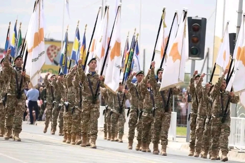 sabahatinismail's tweet photo. Güney Kıbrıs'ta bugün yapılan 1 Ekim kuruluş günü resmi geçidinde MISIR, FRANSA, ABD, YUNAN, İNGİLİZ askerleri de Rum ordusu ile birlikte yürüdü. İSRAİL zaten güneye her yönden çökmüş durumda
Yunanistan ayrıca F-16 Viper savaş uçaklarını geçit sırasında alçak uçuş yaptırdı
​ +++ https://t.co/nStrQI35WE