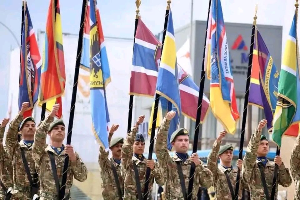 sabahatinismail's tweet photo. Güney Kıbrıs'ta bugün yapılan 1 Ekim kuruluş günü resmi geçidinde MISIR, FRANSA, ABD, YUNAN, İNGİLİZ askerleri de Rum ordusu ile birlikte yürüdü. İSRAİL zaten güneye her yönden çökmüş durumda
Yunanistan ayrıca F-16 Viper savaş uçaklarını geçit sırasında alçak uçuş yaptırdı
​ +++ https://t.co/nStrQI35WE