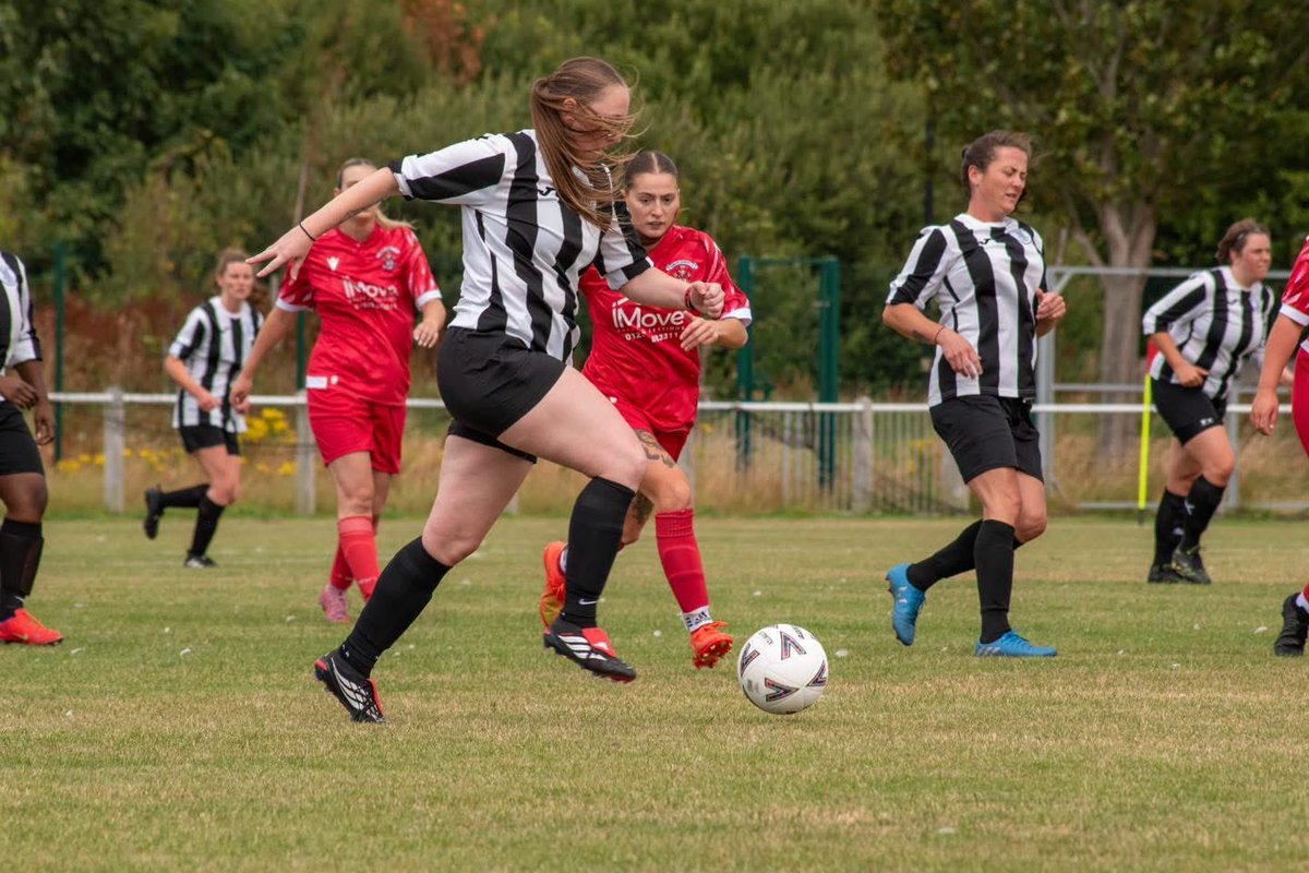 Gregsonladies26's tweet photo. ⚽️ GAME SNAPSHOTS ⚽️

A few moments from our friendly with TC, we go for the win this weekend!  📸🖤🤍

#GregsonLane #WomensFootball #GameDay #FootballFamily 🖤🤍💛 https://t.co/w6PcMGsrCh