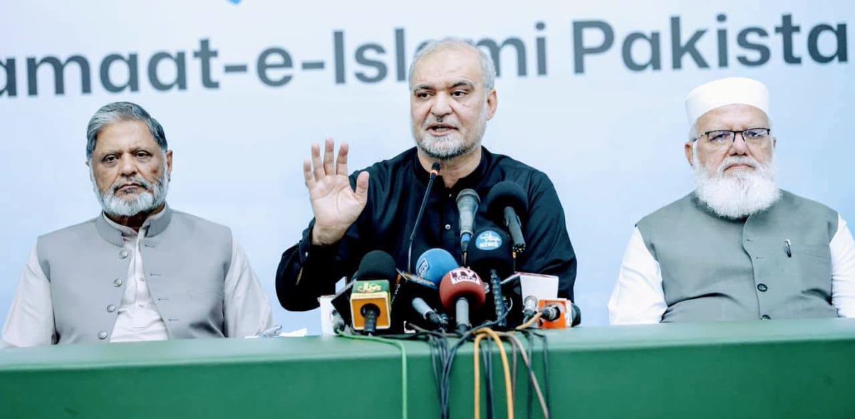 JIPOfficial's tweet photo. لاہور- امیر جماعت اسلامی پاکستان حافظ نعیم الرحمان کا  جماعت اسلامی کے مرکز منصورہ میں پیٹرولیم لیوی کے خلاف احتجاجی تحریک اور دیگر ملکی معاملات کے حوالے سے اہم پریس کانفرنس سے خطاب

امیر جماعت نے حکومت سے فی لیٹر پٹرول پر 135 روپے کی لیوی اور دیگر ٹیکسز فوری ختم کرنے اور عوام کو ریلیف دینے کا مطالبہ کیا ہے، اور مطالبہ تسلیم نہ ہونے کی صورت میں ملتان سے اسلام آباد کی طرف ایک پُرزور لانگ مارچ کا اعلان کیا ہے۔

 انہوں نے حکومت کے غیر ضروری اخراجات، آئی پی پیز کو کیپیسٹی پے منٹس کی ادائیگیوں اور ملک میں موجود مختلف مافیاز کو تنقید کا نشانہ بناتے ہوئے حکمرانوں کو اپنے شاہانہ اخراجات کم کرنے کا مشورہ دیا۔

مزید برآں، انہوں نے خیبر پختونخوا میں گورنر راج یا ایمرجنسی کی افواہوں کی مذمت کی، پی ٹی آئی کے ساتھ مذاکرات کے ذریعے سیاسی مسائل حل کرنے پر زور دیا، اور صومالیہ میں سمندری قزاقوں کی فائرنگ سے تین پاکستانیوں کی شہادت پر حکومت کی نااہلی کی مذمت کرتے ہوئے لاشیں واپس لانے اور متاثرہ خاندانوں کی امداد کا مطالبہ کیا۔

#لیوی_بھتہ_نامنظور