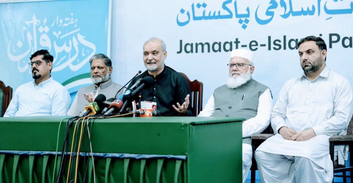 JIPOfficial's tweet photo. لاہور- امیر جماعت اسلامی پاکستان حافظ نعیم الرحمان کا  جماعت اسلامی کے مرکز منصورہ میں پیٹرولیم لیوی کے خلاف احتجاجی تحریک اور دیگر ملکی معاملات کے حوالے سے اہم پریس کانفرنس سے خطاب

امیر جماعت نے حکومت سے فی لیٹر پٹرول پر 135 روپے کی لیوی اور دیگر ٹیکسز فوری ختم کرنے اور عوام کو ریلیف دینے کا مطالبہ کیا ہے، اور مطالبہ تسلیم نہ ہونے کی صورت میں ملتان سے اسلام آباد کی طرف ایک پُرزور لانگ مارچ کا اعلان کیا ہے۔

 انہوں نے حکومت کے غیر ضروری اخراجات، آئی پی پیز کو کیپیسٹی پے منٹس کی ادائیگیوں اور ملک میں موجود مختلف مافیاز کو تنقید کا نشانہ بناتے ہوئے حکمرانوں کو اپنے شاہانہ اخراجات کم کرنے کا مشورہ دیا۔

مزید برآں، انہوں نے خیبر پختونخوا میں گورنر راج یا ایمرجنسی کی افواہوں کی مذمت کی، پی ٹی آئی کے ساتھ مذاکرات کے ذریعے سیاسی مسائل حل کرنے پر زور دیا، اور صومالیہ میں سمندری قزاقوں کی فائرنگ سے تین پاکستانیوں کی شہادت پر حکومت کی نااہلی کی مذمت کرتے ہوئے لاشیں واپس لانے اور متاثرہ خاندانوں کی امداد کا مطالبہ کیا۔

#لیوی_بھتہ_نامنظور
