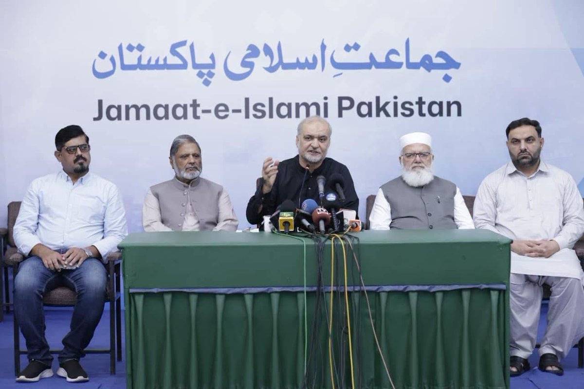 JIPOfficial's tweet photo. لاہور- امیر جماعت اسلامی پاکستان حافظ نعیم الرحمان کا  جماعت اسلامی کے مرکز منصورہ میں پیٹرولیم لیوی کے خلاف احتجاجی تحریک اور دیگر ملکی معاملات کے حوالے سے اہم پریس کانفرنس سے خطاب

امیر جماعت نے حکومت سے فی لیٹر پٹرول پر 135 روپے کی لیوی اور دیگر ٹیکسز فوری ختم کرنے اور عوام کو ریلیف دینے کا مطالبہ کیا ہے، اور مطالبہ تسلیم نہ ہونے کی صورت میں ملتان سے اسلام آباد کی طرف ایک پُرزور لانگ مارچ کا اعلان کیا ہے۔

 انہوں نے حکومت کے غیر ضروری اخراجات، آئی پی پیز کو کیپیسٹی پے منٹس کی ادائیگیوں اور ملک میں موجود مختلف مافیاز کو تنقید کا نشانہ بناتے ہوئے حکمرانوں کو اپنے شاہانہ اخراجات کم کرنے کا مشورہ دیا۔

مزید برآں، انہوں نے خیبر پختونخوا میں گورنر راج یا ایمرجنسی کی افواہوں کی مذمت کی، پی ٹی آئی کے ساتھ مذاکرات کے ذریعے سیاسی مسائل حل کرنے پر زور دیا، اور صومالیہ میں سمندری قزاقوں کی فائرنگ سے تین پاکستانیوں کی شہادت پر حکومت کی نااہلی کی مذمت کرتے ہوئے لاشیں واپس لانے اور متاثرہ خاندانوں کی امداد کا مطالبہ کیا۔

#لیوی_بھتہ_نامنظور