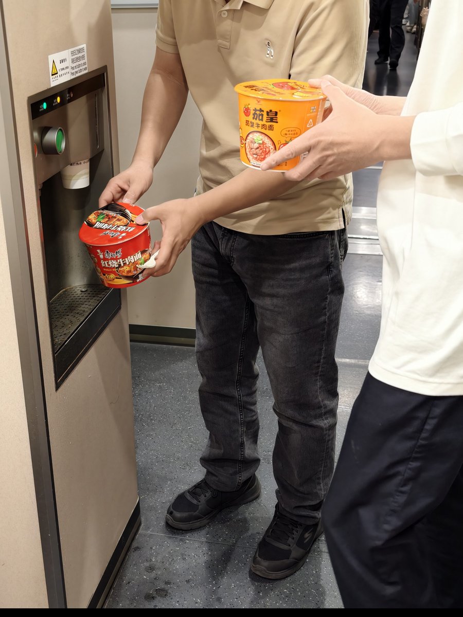fishingcats511's tweet photo. 中国寝台列車の飯といえば、泡面（カップラーメン）を食べるのが正しい作法です🤣 https://t.co/VLs1uW4Aao