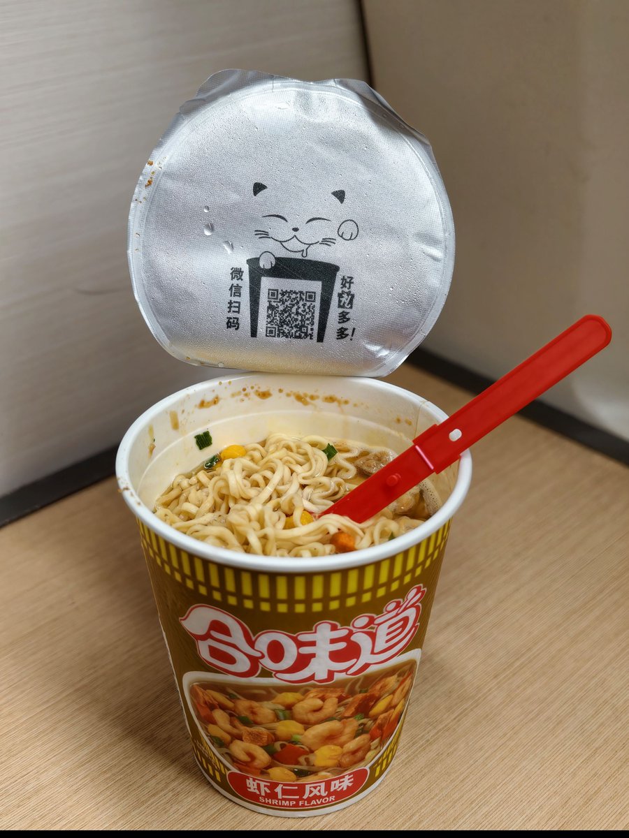 fishingcats511's tweet photo. 中国寝台列車の飯といえば、泡面（カップラーメン）を食べるのが正しい作法です🤣 https://t.co/VLs1uW4Aao