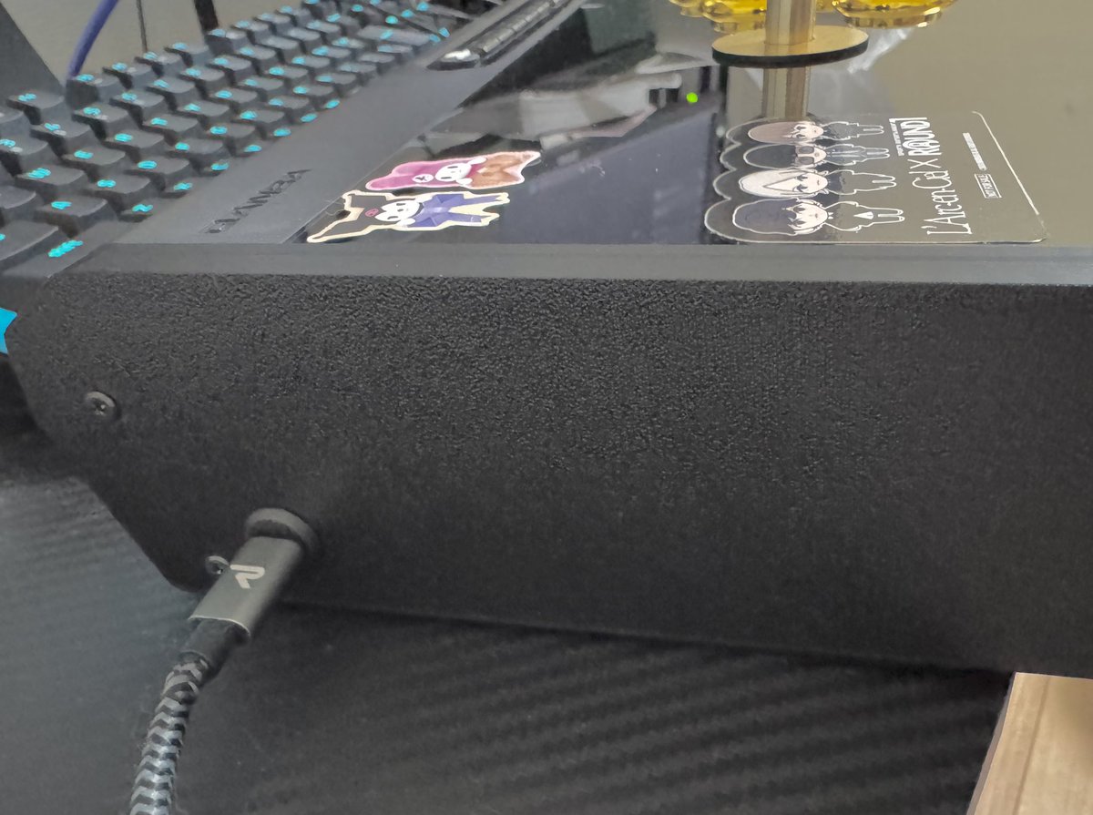 MACKYEILEEN's tweet photo. 岡山タクティカルゲーミングさん@GAMING_okayama からオブシディアン2用コンパクトサイドパーツを購入させていただきました✨
デカい本体をコンパクトにしてくれる！
しかもtype-c脱着式になってる！
アケコン側からコードが出ないので持ち運び便��✨ https://t.co/d3Wj6CzZGH