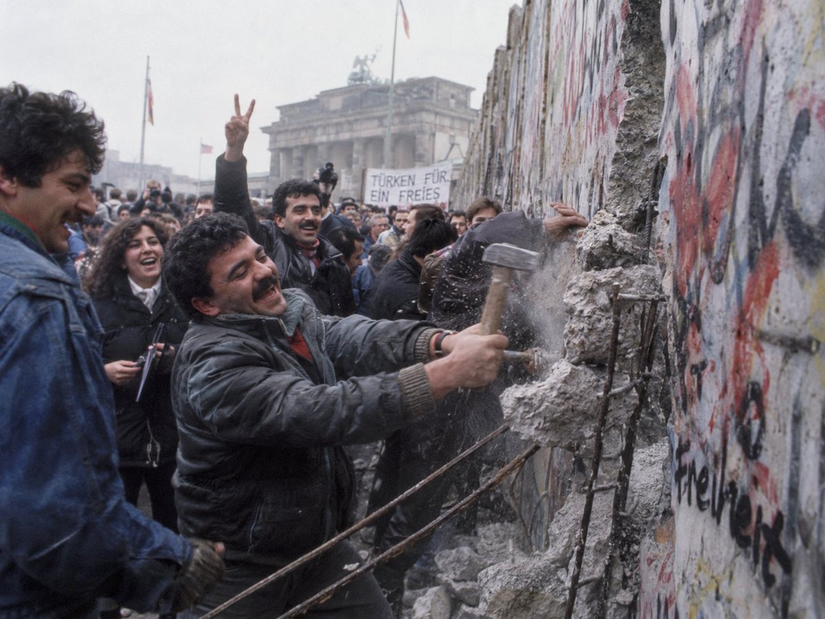 HurraNao's tweet photo. Türkische Gastarbeiter rissen die Berliner Mauer ein und brachten die DDR zu Fall https://t.co/tmPvcZNR6y