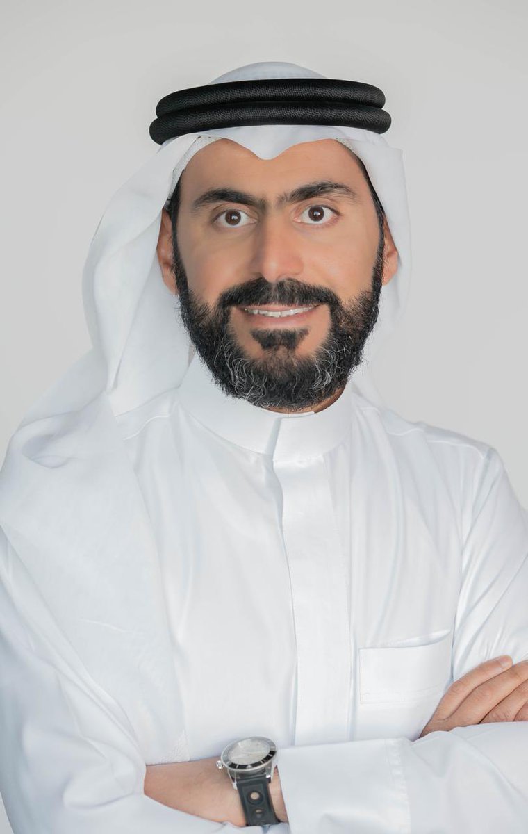 TRND__SA's tweet photo. إسلام أحمد البيَّاع الرئيس التنفيذي لــ" كي بي إم جي" الشرق الأوسط.. وخليل إبراهيم السديس الشريك المدير
 
تسلَّم إسلام أحمد البيَّاع رسمياً مهامه كرئيس تنفيذي لشركة كي بي إم جي الشرق الأوسط، وذلك عقب الإعلان عن تعيينه في 15 مايو 2026، وبدء مهامه اعتباراً من الأول من أكتوبر 2026، لقيادة أعمال الشركة في عدد من أسواق المنطقة.
يشرف البيَّاع على أعمال كي بي إم جي في المملكة العربية السعودية والإمارات العربية المتحدة وعُمان والأردن ولبنان والعراق، ضمن منظومة تضم أكثر من 5,000 موظف في عشرة مكاتب، فيما يتولى خليل إبراهيم السديس قيادة أعمال كي بي إم جي في المملكة العربية السعودية، مع التركيز على العملاء والمواهب والنمو، إلى جانب مواصلة تطوير قدرات الشركة في السوق السعودية.
ويأتي هذا التغيير القيادي في وقت يشهد فيه قطاع الأعمال في منطقة الشرق الأوسط تحولات اقتصادية وتقنية متسارعة، مدفوعة ببرامج التنويع الاقتصادي طويلة الأجل، وتزايد الاستثمارات، ونمو القطاعات الجديدة، وتعميق الترابط الإقليمي؛ الأمر الذي يعيد تشكيل توجهات المنظمات في مجالات توظيف رؤوس الأموال، وبناء القدرات، ودعم مسارات النمو المستدام.
وفي هذا السياق، قال إسلام أحمد البيَّاع، الرئيس التنفيذي لـ كي بي إم جي الشرق الأوسط: "يدخل الشرق الأوسط مرحلة جديدة من النمو، حيث تعمل الشركات في أسواق أكثر ترابطاً، وتتجه رؤوس الأموال نحو مسارات جديدة، في الوقت الذي تعيد فيه التكنولوجيا تشكيل آليات اتخاذ القرارات؛ وتؤدي كي بي إم جي دوراً مهماً في مساعدة العملاء على التعامل مع هذه البيئة، مستندة إلى عمق خبراتها المحلية ورؤيتها الإقليمية والدولية".
وأضاف: "سنركز على توحيد هذه القدرات بفاعلية أكبر على مستوى كي بي إم جي الشرق الأوسط، استناداً إلى الأسس الراسخة والقائمة ، وسنواصل تعزيز طريقة عملنا في جميع أنحاء المنطقة، والاستثمار في الكوادر والخبرات التي سيحتاج إليها عملاؤنا وأسواقنا خلال الأعوام المقبلة".
ويتمتع البيَّاع بخبرة تتجاوز ثلاثة عقود في مجالات الخدمات المهنية وإدارة الصفقات والخدمات المصرفية الاستثمارية، حيث بدأ مسيرته المهنية مع كي بي إم جي في المملكة المتحدة، قبل أن يمضي أكثر من عقد في مجال الخدمات المصرفية الاستثمارية في لندن، ثمَّ عاد للانضمام إلى كي بي إم جي في المملكة العربية السعودية في يناير 2009، ومنذ ذلك الحين تولى عدداً من المناصب القيادية العليا، خلال مرحلة شهدت تحولات اقتصادية ومؤسسية واسعة في المنطقة.
وبالتزامن مع تولي إسلام قيادة الشركة؛ أعلنت كي بي إم جي تعيين خليل إبراهيم السديس في منصب الشريك المدير لــ"كي بي إم جي" الشرق الأوسط في المملكة العربية السعودية، ليتولى قيادة أعمال الشركة في السوق السعودية خلال المرحلة المقبلة.
ويتمتع السديس بخبرة تتجاوز 22 عاماً في تقديم خدمات المراجعة والاستشارات للجهات الحكومية والشركات المحلية والدولية الرائدة في مجموعة متنوعة من القطاعات. كما يُعد من القيادات المخضرمة في كي بي إم جي، حيث شغل منصب الشريك المدير الإقليمي لمكتب الرياض منذ عام 2013 وعضو مجلس الإدارة في كي بي إم جي الشرق الأوسط ، إلى جانب رئاسته لجان جودة الاستشارات والتوطين في الشركة.
ويحمل خليل السديس شهادة محاسب قانوني معتمد من الهيئة السعودية للمراجعين والمحاسبين، وقد شغل عضوية مجلس الإدارة في الهيئة بين عامي 2021-2024، وهو عضو مجلس إدارة في الهيئة السعودية للمقيميين المعتمدين "تقييم" ورئيس لجنة المراجعة في الهيئة.
من جانبه، قال خليل إبراهيم السديس، الشريك المدير لـ"كي بي إم جي" الشرق الأوسط في السعودية: "يواصل التحول الذي تشهده المملكة العربية السعودية إعادة صياغة الفرص والتوقعات التي تواجه الشركات في مختلف أنحاء المملكة. وبعد العمل عن كثب مع المنظمات في السوق السعودية لأكثر من عقدين، سينصب تركيزي على إبقاء كي بي إم جي قريبة من عملائنا، وتعزيز جودة وعمق خبراتنا، ومواصلة الاستثمار في المواهب والقدرات الوطنية بالتزامن مع تطور السوق".
سيقود السديس أجندة كي بي إم جي في المملكة العربية السعودية في ظل استمرار التحولات التي يشهدها اقتصاد المملكة، وتشمل أولوياته تعميق الخبرات القطاعية، وتوطيد العلاقات مع العملاء، وتطوير المواهب والكفاءات السعودية، وربط قدرات كي بي إم جي المحلية بشبكة الشركة الإقليمية والعالمية الأوسع.