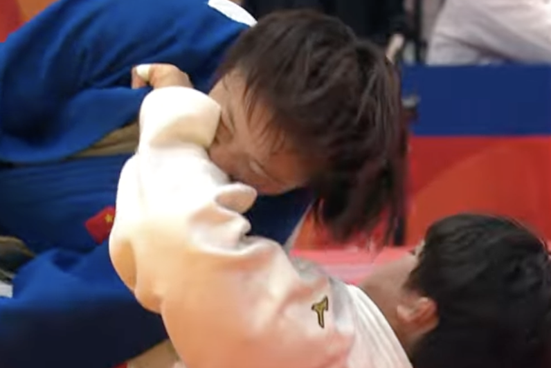 Japangard's tweet photo. 柔道女子70キロ級の準々決勝、
中国の唐婧選手が、
寝技に持ち込もうとした前田凛選手に
２０秒以上も噛みついて、歯形くっきり反則負け。
まあ中国選手だからなあ…食われなくてよかった。
前田選手、よく耐えました。
https://t.co/RhmQMuqJUs