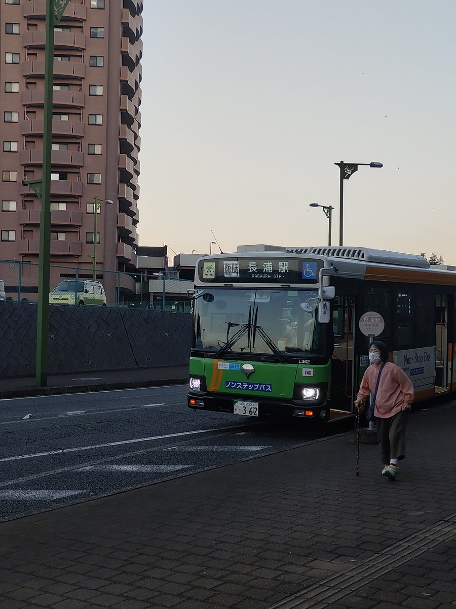 kkbb557's tweet photo. 内房線　姉ケ崎駅〜長浦駅の都営バス使用の臨時バス
16号は使わず平成通り経由
夕刻両方向所要25分位
道中一眼レフで撮影している人がいてマニアと思ったら運転士と 挨拶を交わしたので都交か都の広報の人というのがすぐわかった
これを機に東京都と千葉県の友好関係構築を
車内LCD は変えられ無い模様 https://t.co/969HHNbfKH