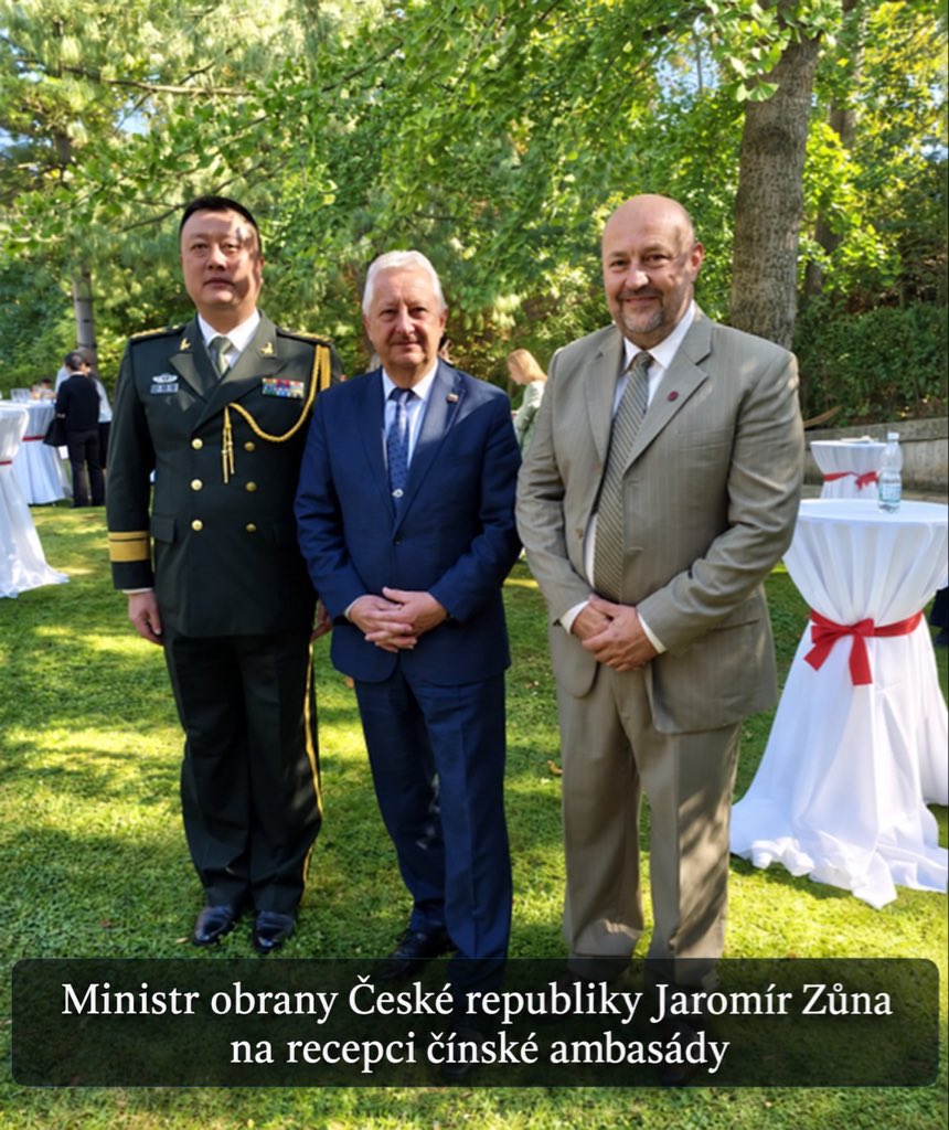 JanLipavsky's tweet photo. Rád bych se ministra obrany České republiky zeptal, jaký má postoj k oficiální pozici summitu NATO všech členských států aliance, tedy že Čína je nejvýznamnějším sponzorem ruské války proti Ukrajině. https://t.co/nZPRmS3BWC