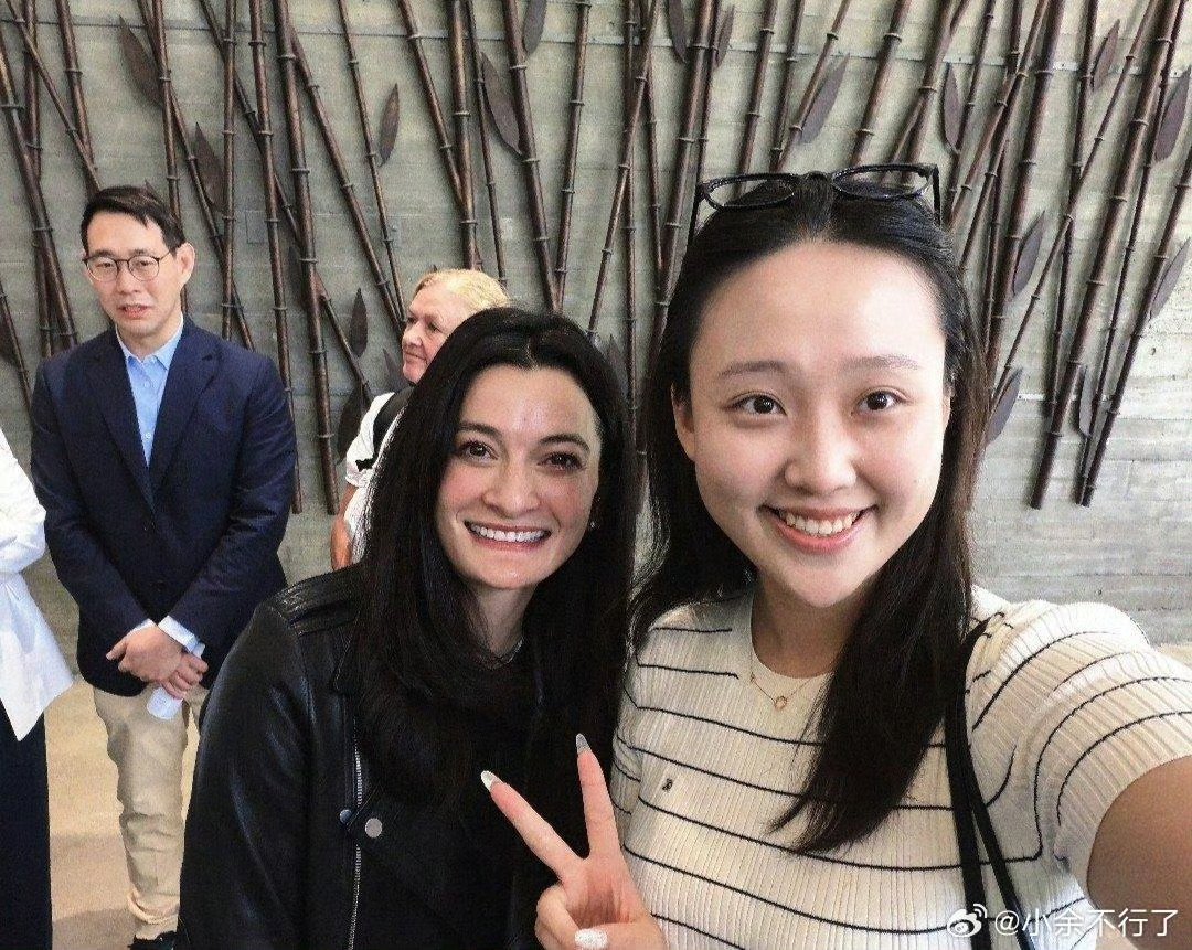 Mayorleo9's tweet photo. 听说这是英伟达老板黄仁勋的女儿 大家觉得这颜值打几分 括弧不是右边这个是左边这个 https://t.co/V5bex8BXxX