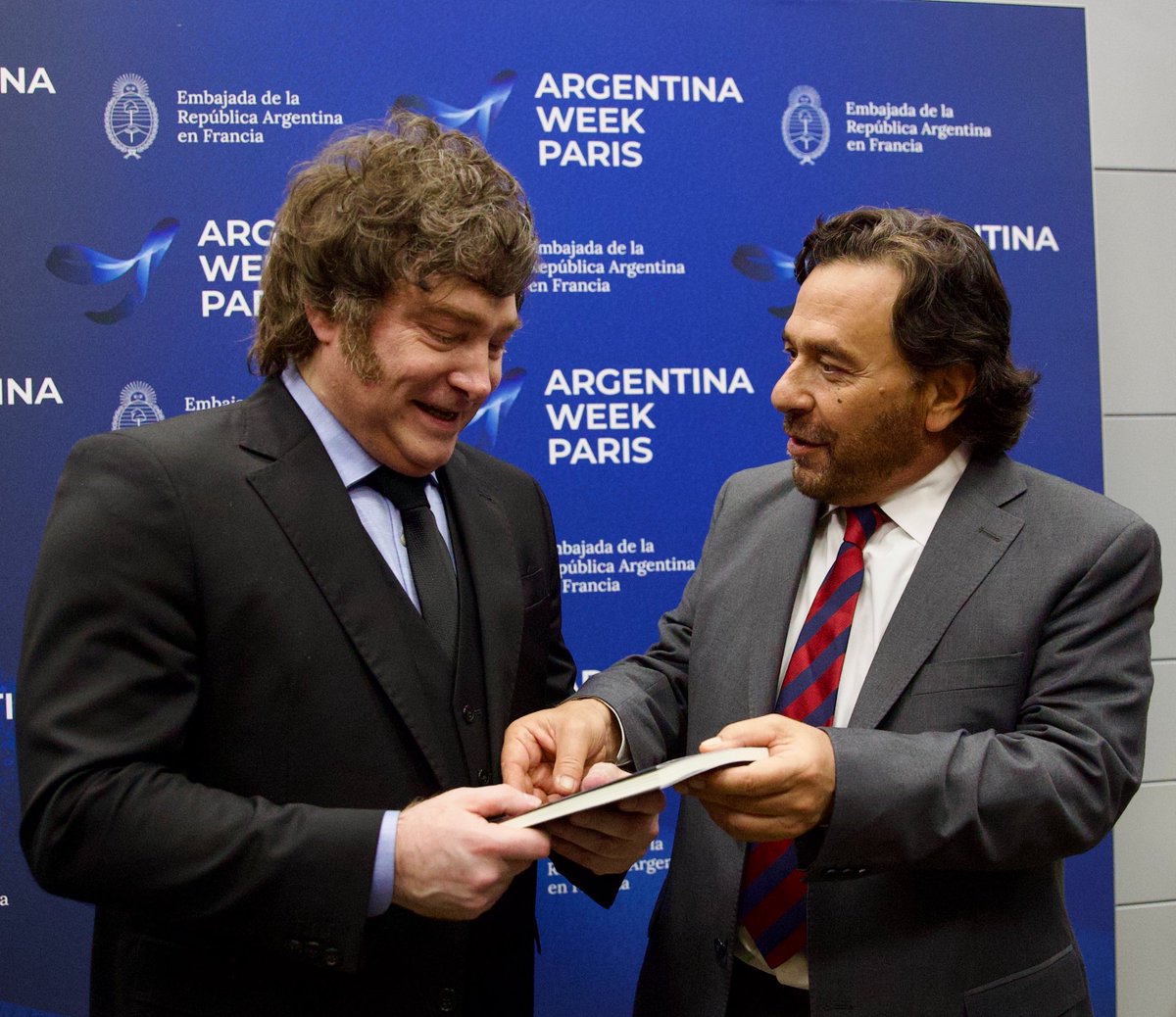 GustavoSaenzOK's tweet photo. En el marco de la Argentina Week en París, tuve la oportunidad de compartir con el presidente @JMilei mi libro “Federalismo y Progreso”, una reflexión que nace desde Salta y desde el Norte profundo de nuestra Patria.

Creo profundamente en el diálogo, en el debate de ideas y en la construcción de consensos para pensar la Argentina que viene. Desde Salta, tenemos mucho para aportar a ese camino.

Estas páginas hablan de una convicción que sostengo desde siempre, de la necesidad de una Argentina verdaderamente federal, con provincias protagonistas, igualdad de oportunidades y una mirada de desarrollo que integre a todo el país.