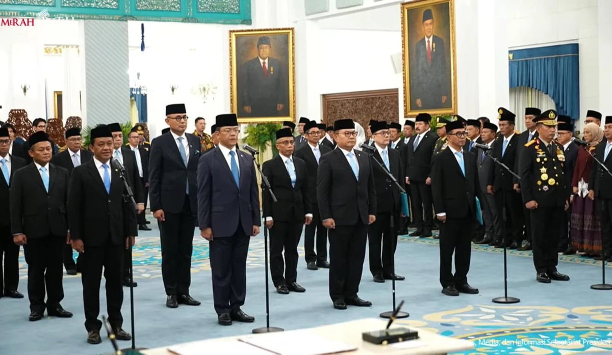 LambeSahamjja's tweet photo. sudah ada 4 ketum parpol yang ada di kabinet prabowo

golkar - bahlil lahadalia
jabatan: menko hilirisasi dan transisi energi, sekaligus tetap menteri esdm

pkb - cak imin (muhaimin iskandar)
jabatan: menko pemberdayaan masyarakat, sejak oktober 2024

pan - zulkifli hasan (zulhas)
jabatan: menko pangan, sejak awal kabinet 2024

demokrat - ahy (agus harimurti yudhoyono)
jabatan: menko infrastruktur dan pembangunan kewilayahan, sejak oktober 2024

maka jika prabowo ingin maju di pilper 2029 tidak akan ada hambatan 

sebagai gambaran perolehan kursi DPR RI 2024
- PDI-P: 110 (18,97 persen) kursi 
- Golkar: 102 (17,59 persen) kursi 
- Gerindra: 86 (14,83 persen) kursi 
- PKB: 68 (11,72 persen) kursi 
- Nasdem: 69 (11,9 persen) kursi 
- PKS: 53 (9,14 persen) kursi 
- PAN: 48 (8,28 persen) kursi
- Demokrat: 44 (7,56 persen) kursi

kalau dijumlah
4 partai ini punya total 262 kursi dari 580 kursi dpr, sekitar 45%
ditambah gerindra (partai prabowo) 86 kursi, jadi 348 kursi, sekitar 60%

dengan dukungan sebesar itu, kebijakan dan program gampang lolos di dpr

suara oposisi di dpr jadi lemah, kritik makin sedikit
pdi-p sebagai partai terbesar tinggal sendirian di luar 

kalau program prabowo sukses, bisa dijual jadi prestasi bersama pas kampanye

mesin partai sampai ke daerah bisa ikut gerak bantu menang

reshuffle bisa jadi alat "hadiah dan hukuman", biar partai tetap setia