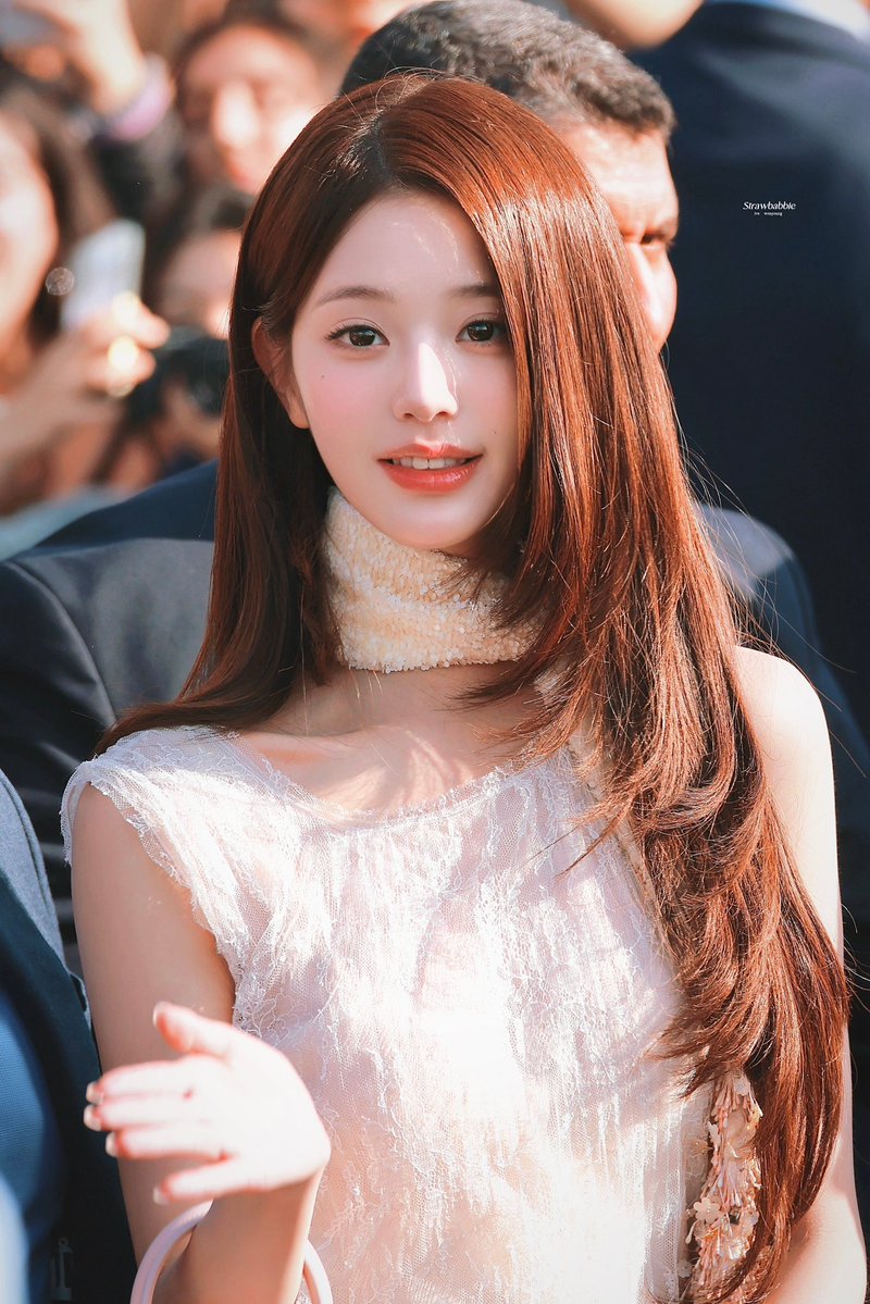 TTlmqi's tweet photo. What a dream sight, Wonyoung shining brightly among Dior’s distinguished guests.

WONYOUNG IN DIOR
#WonyoungDiorSummer27
#JANGWONYOUNG
#WONYOUNG
#DiorSummer27 @Dior https://t.co/yEVz3jz6FG