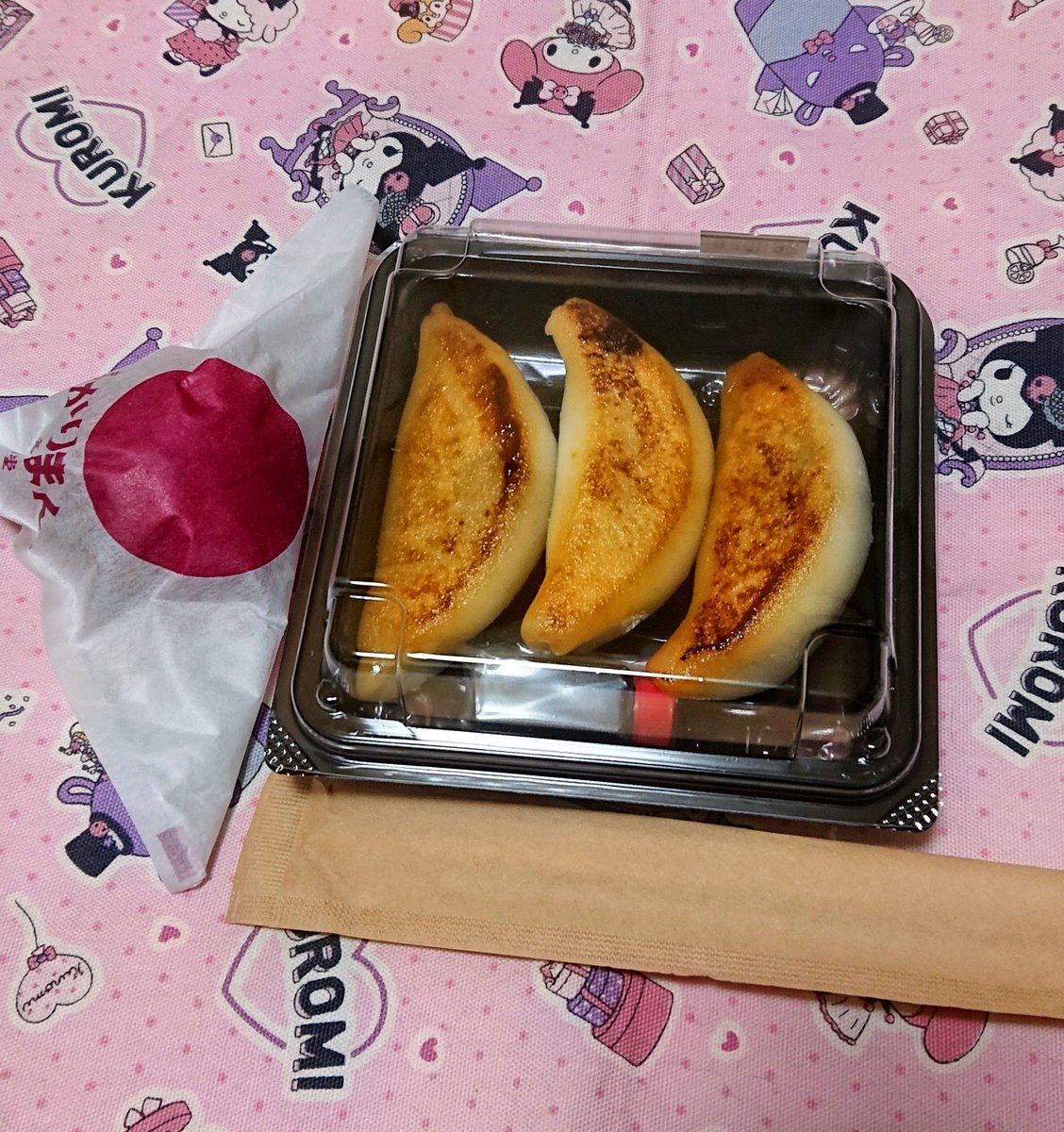 syaokichi1's tweet photo. アリーナから宇都宮駅への送迎バスが優勝した年のラッピングバスで当時行けなかったので嬉しかったです😊
高林堂様に餃子焼と言うお菓子があって買って来ました！見た目餃子ですが中にこしあん､ごま油で焼き目が…しょうゆ味のソースが何故か合っていて又出会えたら買いたいです👍 https://t.co/cxtpptVdf5