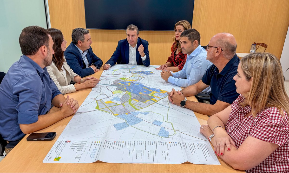 JFdezdelosRios's tweet photo. Años de gestión favorable en nuestro municipio, que nos han llevado a una dinámica positiva, unidos a la buena salud financiera de nuestro Ayuntamiento, hacen que todos los impuestos y tasas públicas que dependen del Ayuntamiento queden congelados para el año 2027, sin subida.

Lo haremos continuando con la ambiciosa política social y de inversión pública que nos ha convertido en un municipio que levanta orgullo entre nuestros vecinos y vecinas. 
Todos juntos, adelante.
