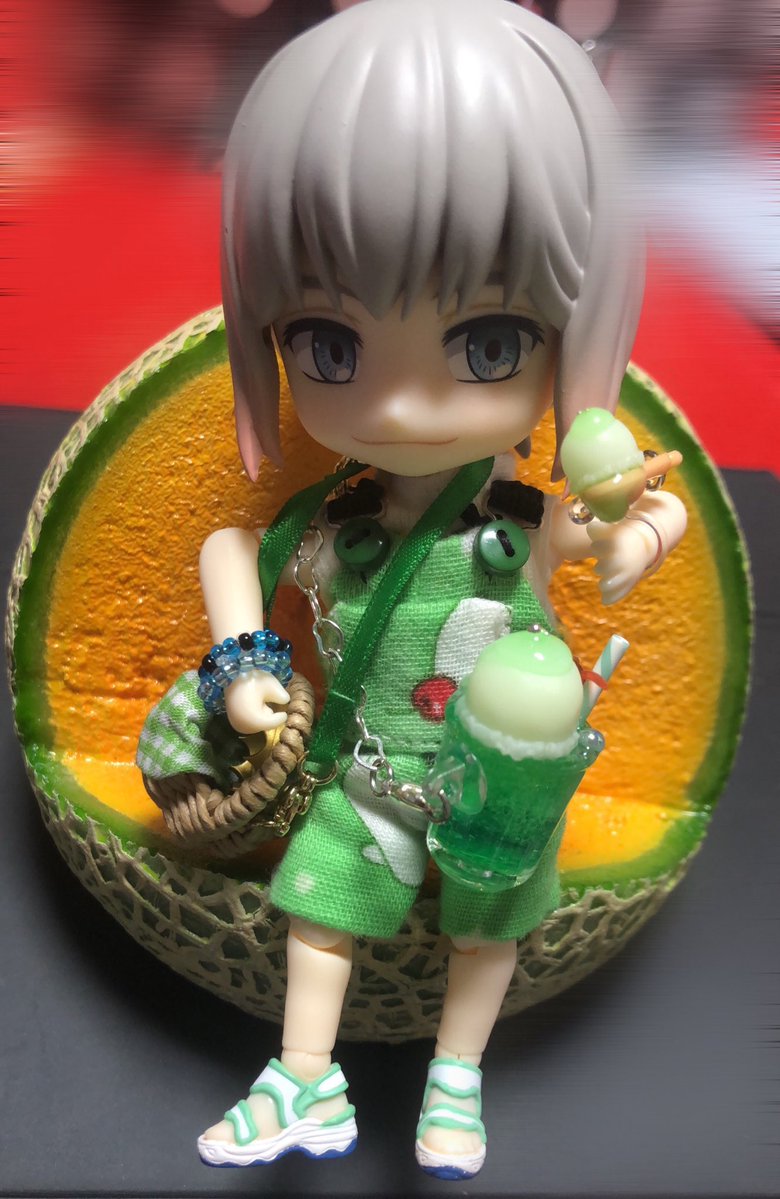 LSnowlily's tweet photo. お気に入りの🍈オベロンの写真ここにも載せとく！
（🍈食品サンプルのスマホスタンドです https://t.co/xYEVa7QcZX