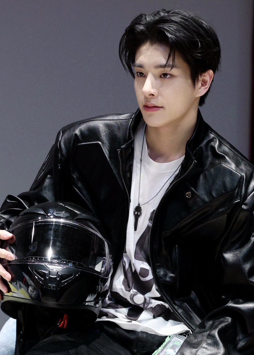 vvanessasim15's tweet photo. เจค outside era หล่อมากกกกกกกก 😭🫵🏻 ชุดเมะระเบิด ทรงผมหล่อ ตัดสั้นผมดำเปิดผากอะทุกคนเข้าใจฉันไหม รักผุ้ชายคนนี้มากกว่าผัวจิง ๆ ㅠㅠ https://t.co/g5qMJTi2wL