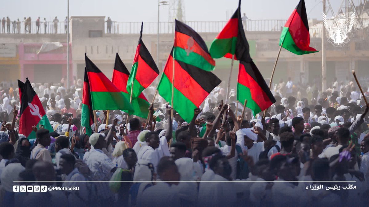 Insight_X24's tweet photo. مليونية حاشدة في نيالا تحت شعار «التعافي وشرعية الشعوب» تؤيّد شرعية حكومة السلام وتندّد بإرهـ..ـاب الجيش واستخدامه السلاح الكيمـ..ـيائي 

شهدت العاصمة الإدارية لحكومة السلام الانتقالية، مدينة نيالا، اليوم خروج مواكب جماهيرية تلقائية حملت اسم «مليونية التعافي»، وذلك دعماً لشرعية حكومة السلام.

وشملت المشاركة قطاعات النازحين والرعاة والمزارعين والإدارات الأهلية، إضافة إلى المبادرات الشبابية واللجان المدنية والقوى الشعبية المناهضة للحرب، والقوى السياسية المكوّنة لتحالف تأسيس.

ورفعت الجماهير المشاركة شعارات متعددة تُفوّض حكومة السلام الانتقالية، وتندّد بقتـ..ـل جيش الحركة الإسـ..ـلامية للشعب بالأسلـ..ـحة الكيمـ..ـيائية، وترفض منح التأشيرات للإرهـ..ـاب، وتدعو إلى وقف الحـ.ـرب وإرساء دعائم السلام، مع توجيه الشكر للولايات المتحدة والرئيس ترامب، والتأكيد الجازم على أنه لا شرعية للإرهـ..ـاب.

#السودان 
#InsightX