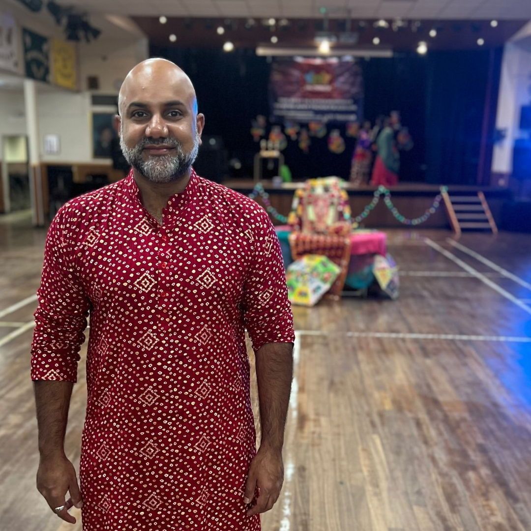djdalallondon's tweet photo. Throwing it back to the absolute magic of Navratri 2025! 🪩✨ Nothing beats the energy of non-stop beats, clack of dandiya sticks, and a room full of vibrant dance moves. 🥁🔥
#DJDalalLondon #Navratri2025 #DandiyaNight #ThrowbackNavratri #LondonDJs #GarbaLovers #BollywoodDJ https://t.co/O1WOG0eVTb