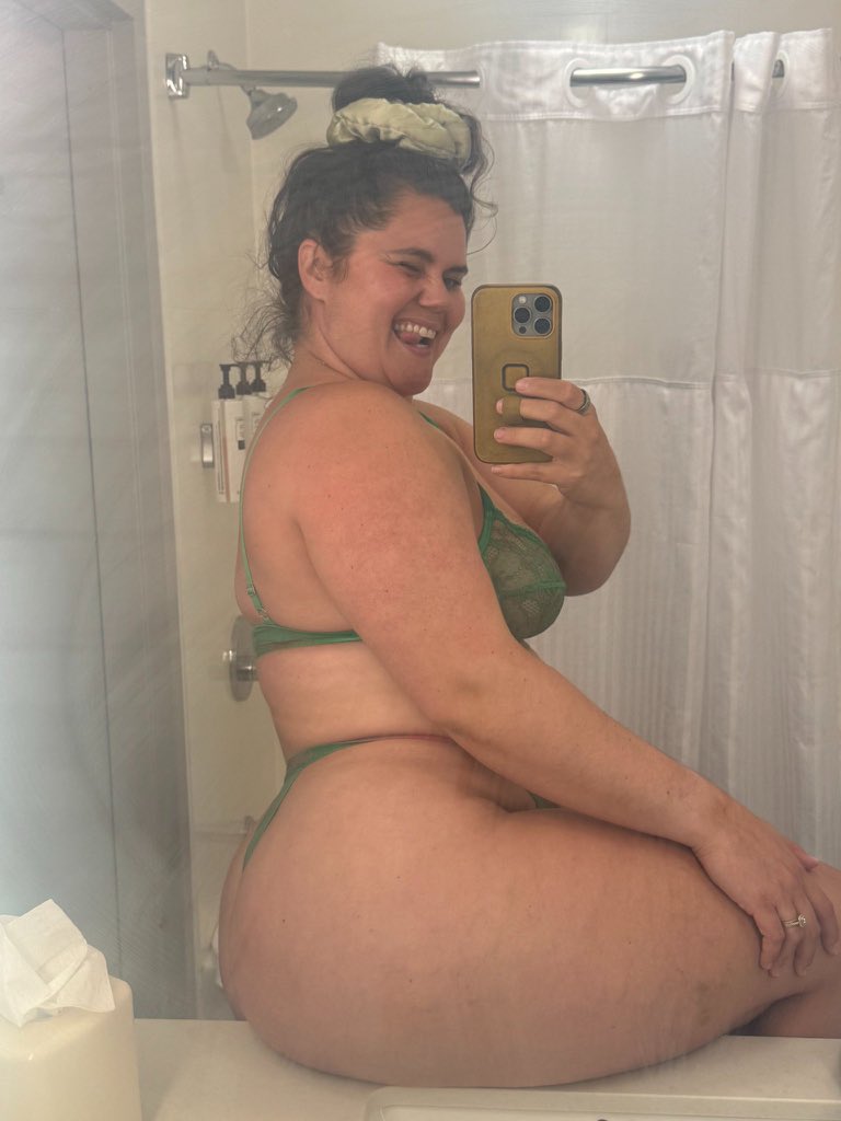 yascitamama's tweet photo. i wouldn't mind a five-finger print on my ass 🤭 https://t.co/JcoTppsSKA