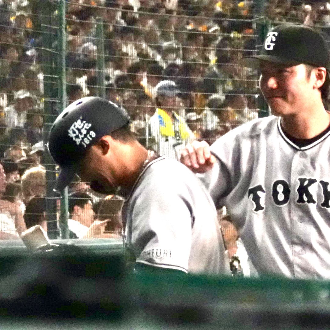 fuwawaimpact's tweet photo. 2026.10.1 甲子園球場

犠牲フライで2回目の打点をあげた尚輝さん🦊
大城先輩と勇人さんから笑顔でほめられてました☺️画像あらいけど雰囲気だけでも！

 #吉川尚輝  #坂本勇人  #大城卓三 https://t.co/P5pflrk9xd