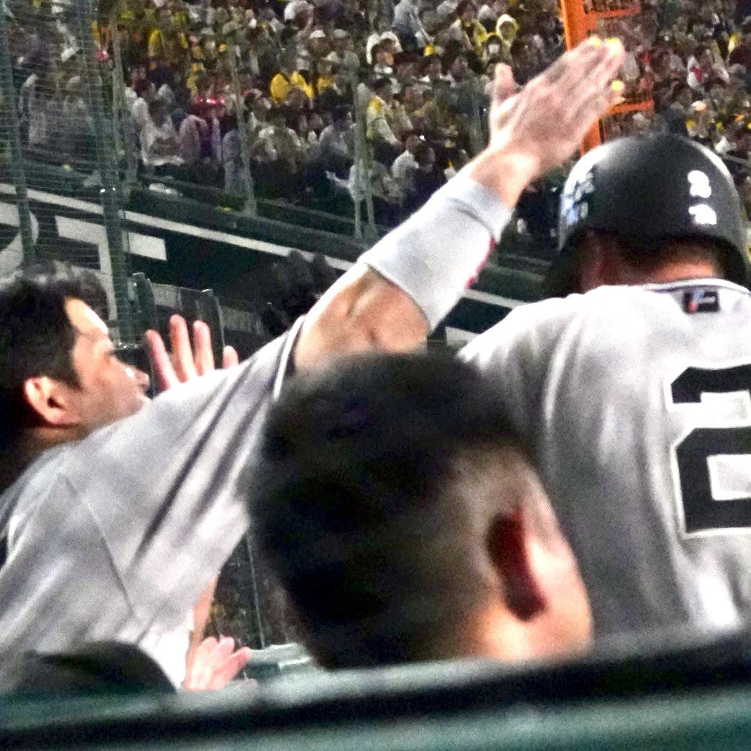 fuwawaimpact's tweet photo. 2026.10.1 甲子園球場

犠牲フライで2回目の打点をあげた尚輝さん🦊
大城先輩と勇人さんから笑顔でほめられてました☺️画像あらいけど雰囲気だけでも！

 #吉川尚輝  #坂本勇人  #大城卓三 https://t.co/P5pflrk9xd
