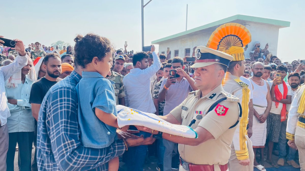 CISFHQrs's tweet photo. CISF Expresses its Deepest Condolences on the Tragic Demise of its Personnel

• AC/Exe Ankit Kumar Pandey
• CT/GD Mohd. Rafiq

The CISF fraternity stands in solidarity with the bereaved families during this difficult time and prays for eternal peace to the departed souls.

#Tribute

@CISFNorth