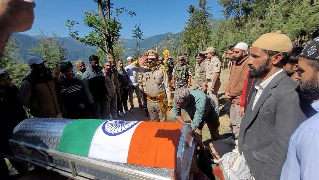 CISFHQrs's tweet photo. CISF Expresses its Deepest Condolences on the Tragic Demise of its Personnel

• AC/Exe Ankit Kumar Pandey
• CT/GD Mohd. Rafiq

The CISF fraternity stands in solidarity with the bereaved families during this difficult time and prays for eternal peace to the departed souls.

#Tribute

@CISFNorth