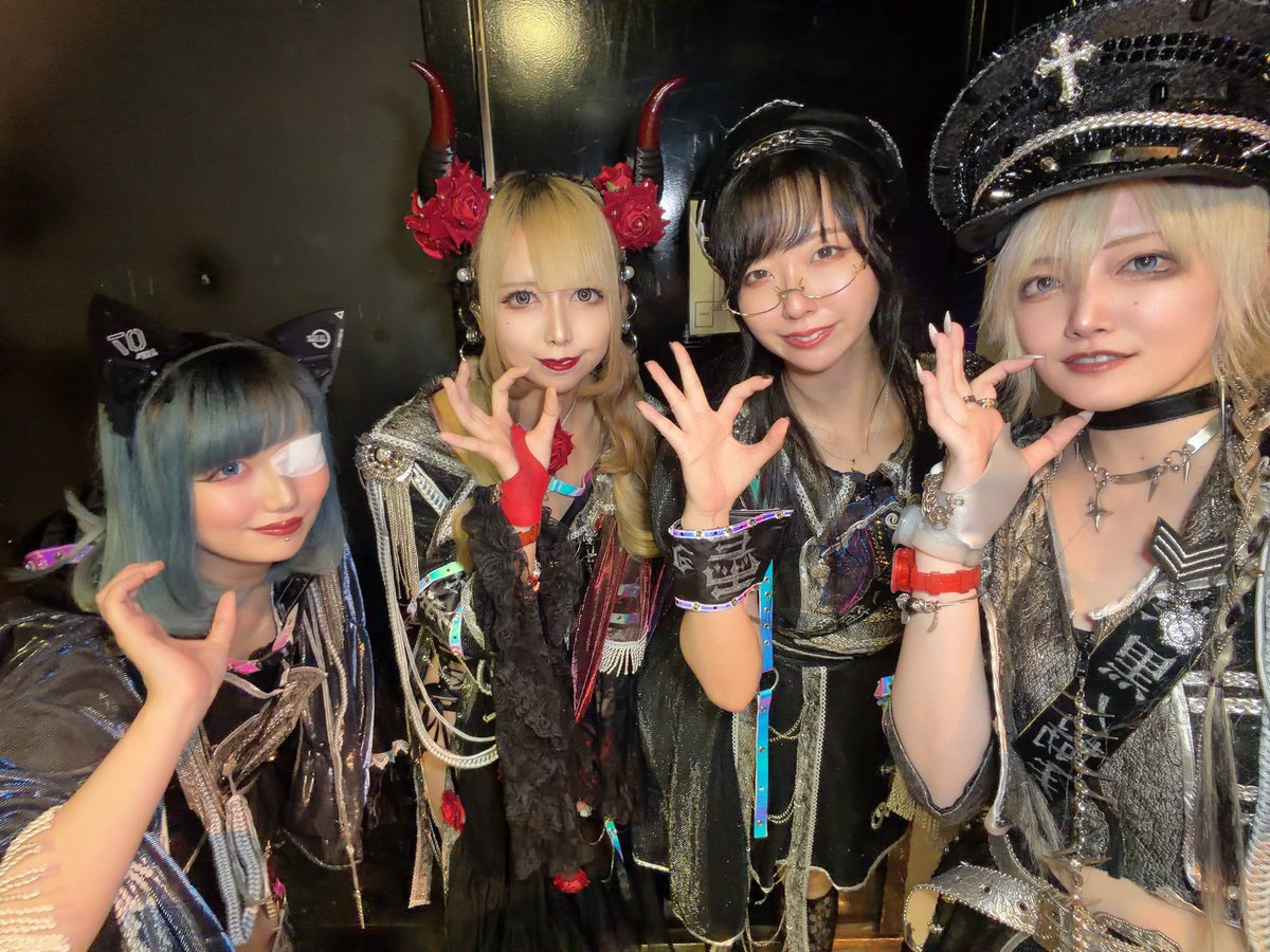 rei_concerto's tweet photo. 『CODE改革同盟現体制終了ライブ』
お招きいただき、お越しくださりありがとうございました！！！

CODEさんとまだ1年ご一緒してないなんて本当にびっくりで、もう3年くらい一緒にやってきた気持ち😭
全員の生誕祭制覇したかった😭😭😭

メンバーさんそれぞれが個性があり、そして多才な方々で現体制が終了してしまうのが悲しいです。もう定期公演にいらっしゃらないなんて😭😭😭
本当に今日のライブは皆さんの想いが詰まってたし、途中でメンバーさん同士の目線や笑顔や震えてる声にめっちゃくちゃ泣けました😢スタートから一緒のメンバーさんとの別れは皆さん悲しいと思いますが、でも多才な方々だからこそこれからの皆さんの道を応援したいです❕❕❕

CODE改革同盟さんと出会えて本当に楽しかったし幸せでした❕❕❕
漆黒と仲良くしてくれてありがとうございました✨