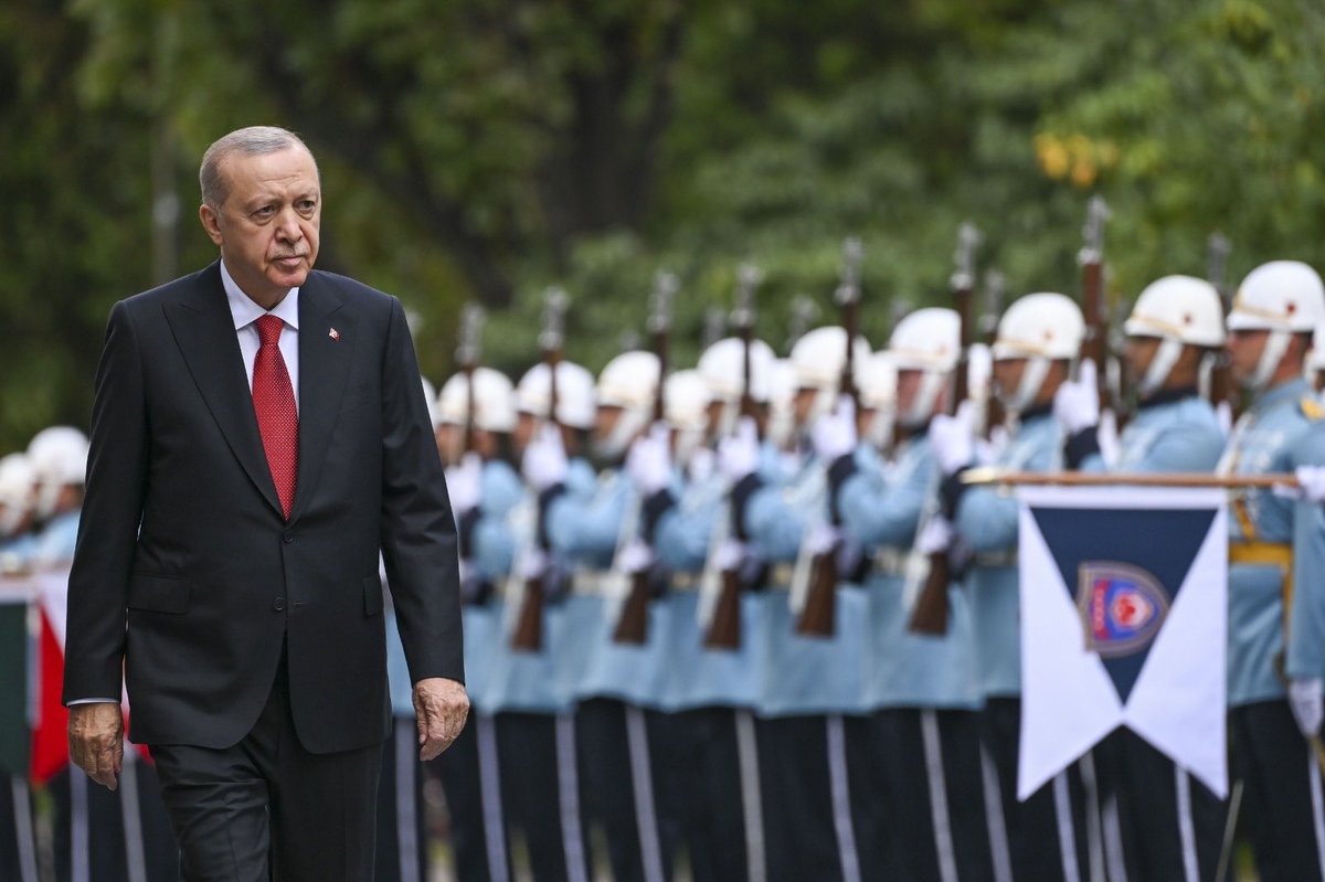 mustafaciftcitr's tweet photo. GAZİ MECLİSİMİZDE YENİ YASAMA YILI HAYIRLI OLSUN 🇹🇷

Türkiye Büyük Millet Meclisimizin 28. Dönem 5. Yasama Yılı, Muhterem Cumhurbaşkanımız @RTErdogan’ın Genel Kurula hitapları ile başladı. 

Yeni Yasama Yılının açılışı nedeniyle düzenlenen törenlere katıldık ve TBMM Başkanımız Sayın Numan Kurtulmuş’un başkanlığında toplanan TBMM Genel Kurulu’nda Muhterem Cumhurbaşkanımızın yaptığı konuşmayı dinledik.

Millî iradenin temsil makamı Gazi Meclisimizin yeni yasama yılında gerçekleştireceği çalışmalar; ülkemizin huzuru, güvenliği, birlik ve beraberliğinin güçlendirilmesi açısından önemli bir yer tutacaktır.

Başta Terörsüz Türkiye hedefimiz olmak üzere; milletimizin huzur ve güvenliğini daha da güçlendirecek adımlarda, Gazi Meclisimizin yasama çalışmaları önemli bir rol üstlenecektir.

Muhterem Cumhurbaşkanımızın liderliğinde; kardeşliğimizi güçlendiren, huzur ve güven ortamını kalıcı kılan adımlarla Türkiye Yüzyılı hedeflerimize ilerlemeye devam edeceğiz.

Yeni yasama yılının Gazi Meclisimize, milletvekillerimize, ülkemize ve aziz milletimize hayırlı olmasını diliyorum.