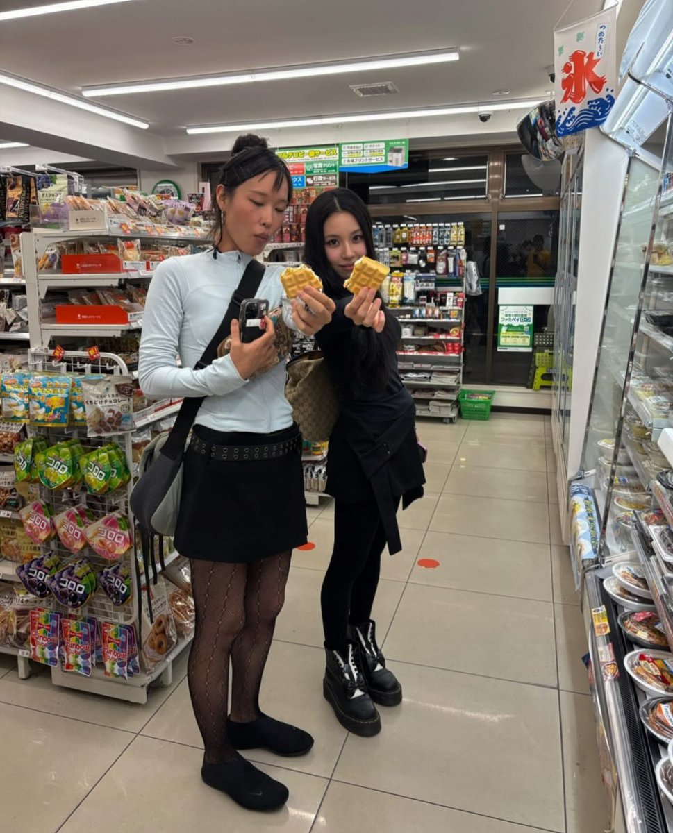 godmitzu's tweet photo. CHAEYOUNG WITH HER FRIENDS FOR HYEIN SEO https://t.co/ZWJptO6Y7u