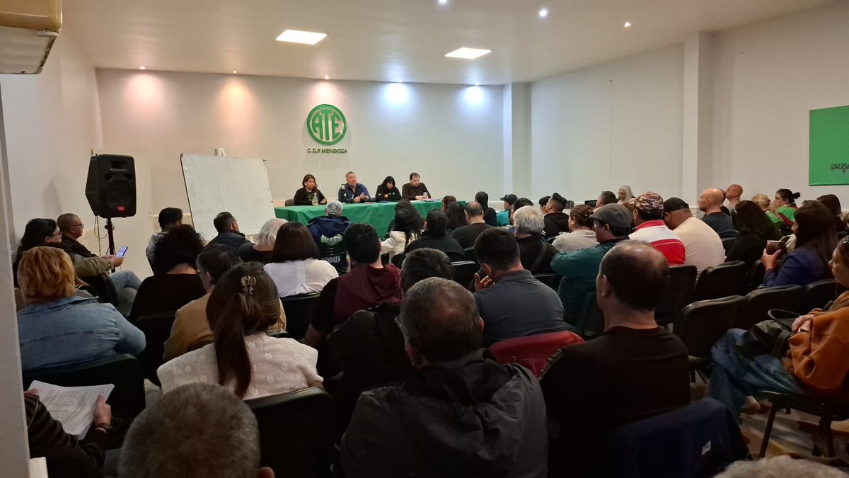 ate_mendoza's tweet photo. #Ahora #Mendoza Masiva Asamblea de Congresales de los sectores de Salud y ex Desarrollo Social con representación de toda la provincia.
Discutimos el plan de acción contra la reforma laboral y disciplinaria del Gobierno. ¡En defensa de nuestros derechos! ✊
#SomosATE https://t.co/qgNMkB4heC